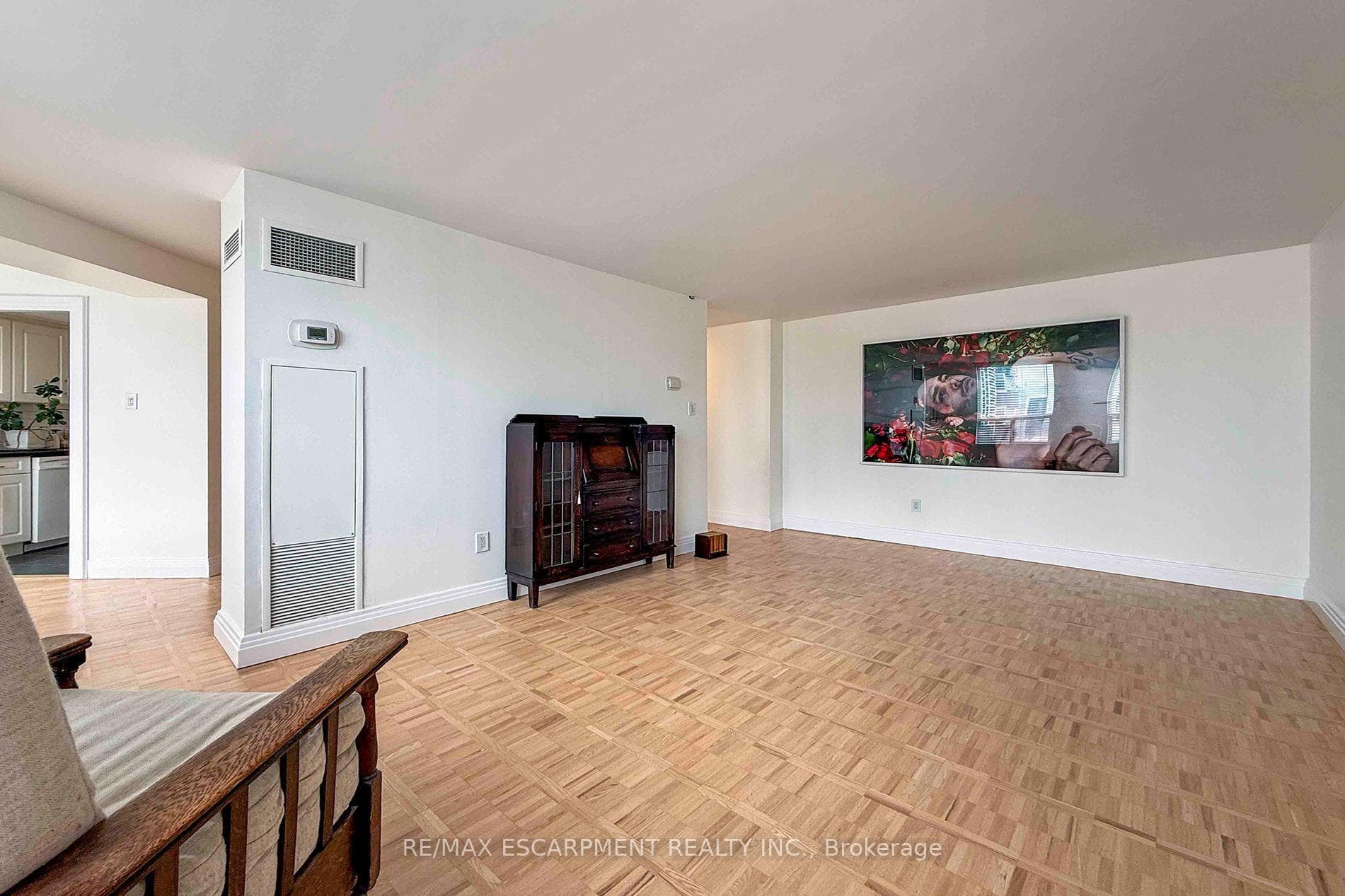 2804- 3650 Kaneff Crescent — property photo