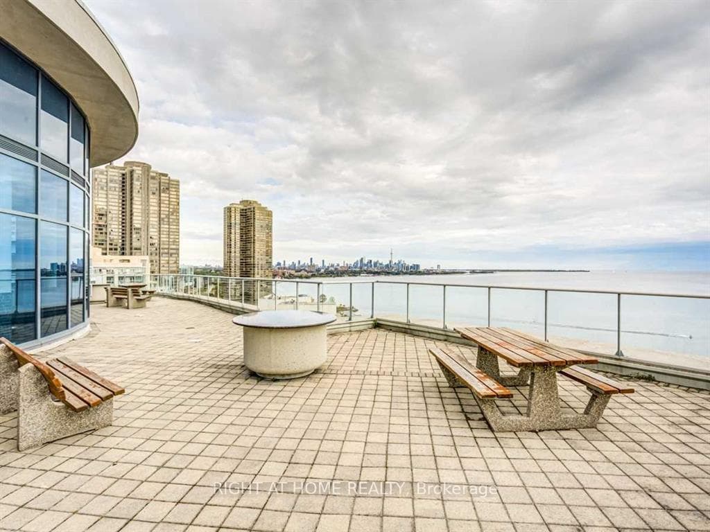 207- 2087 Lake Shore Boulevard — property photo