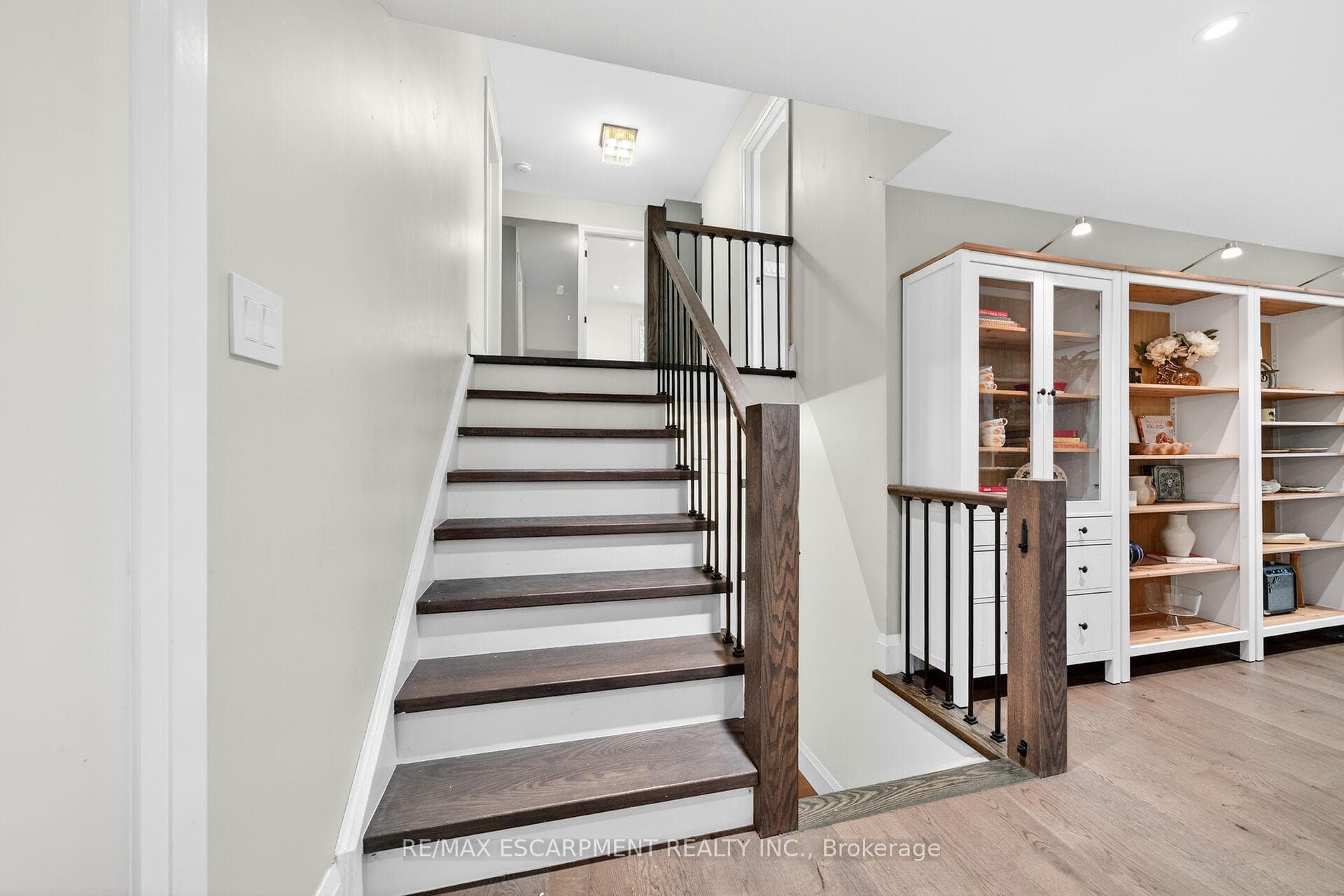 51 President Drive — property photo