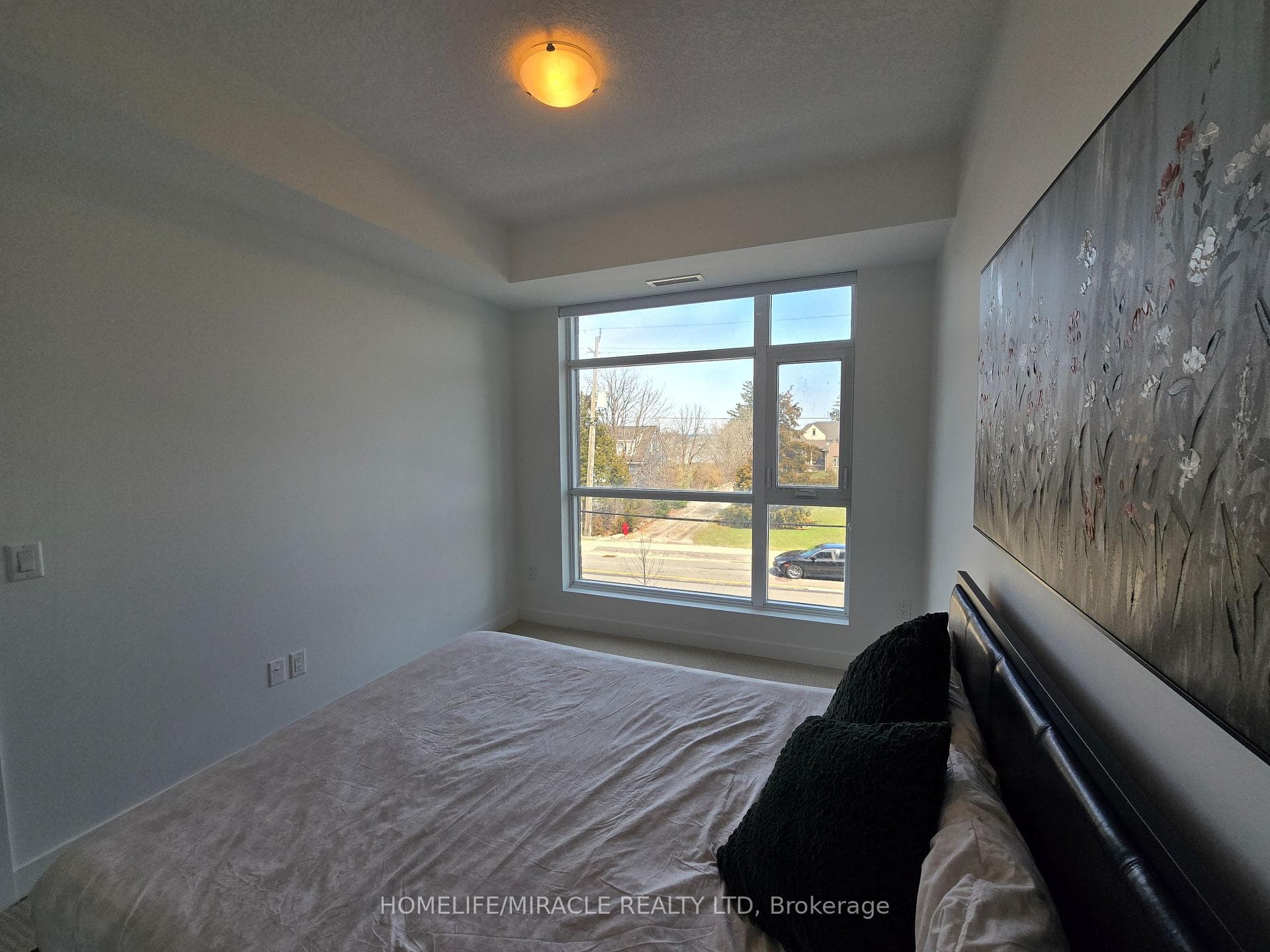 213- 600 North Service Road — property photo