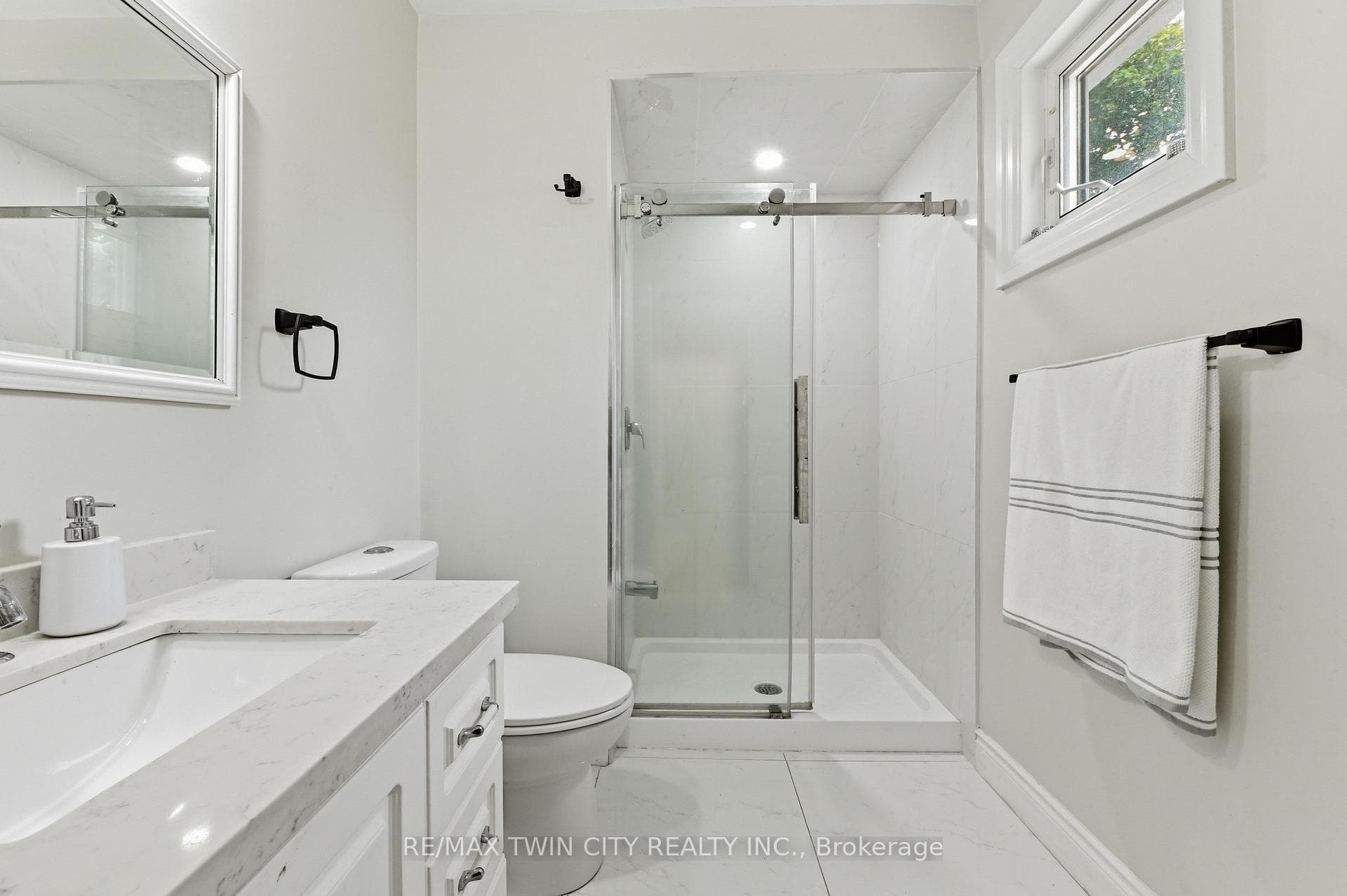 512 Hawthorne Crescent — property photo