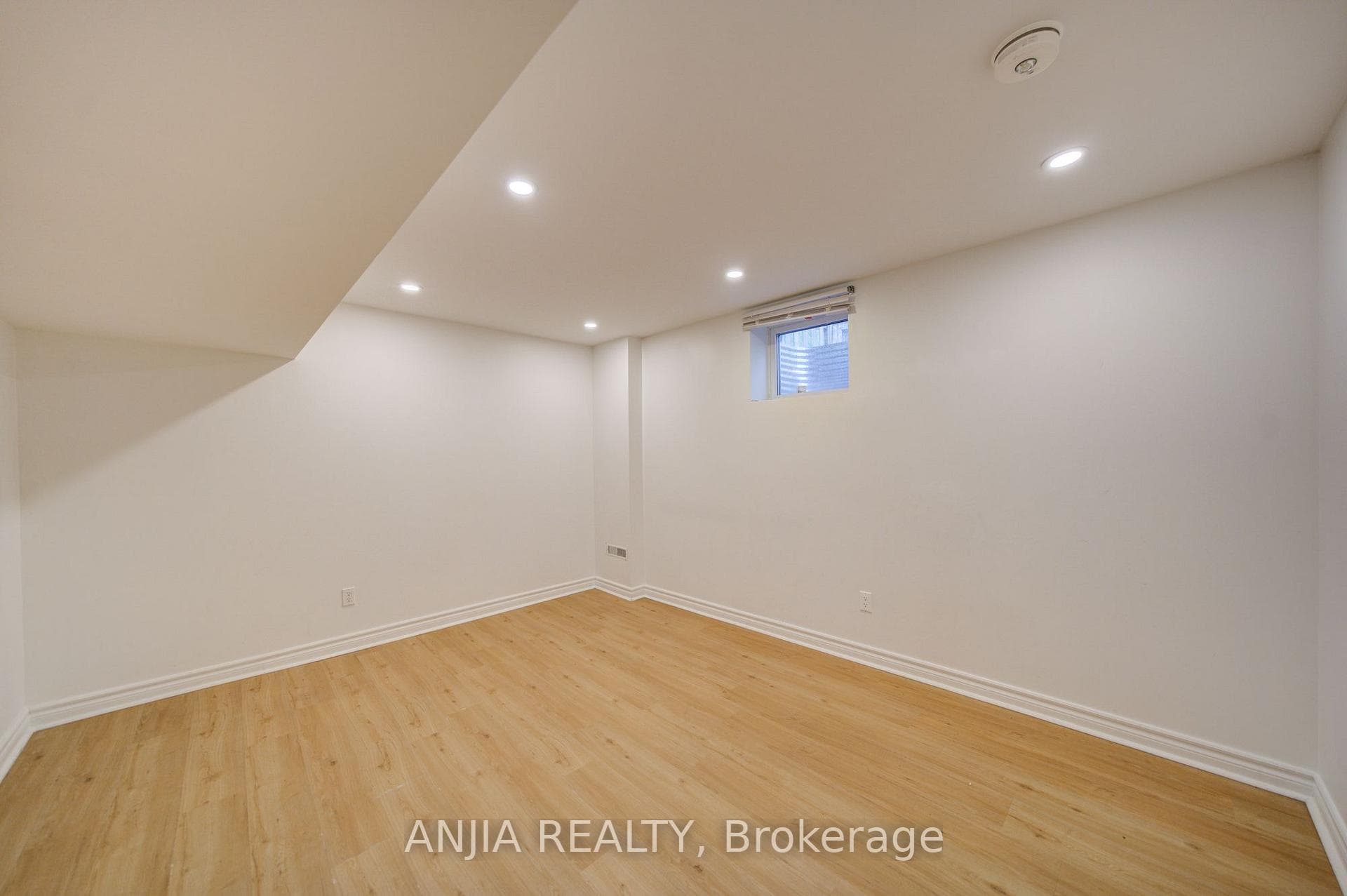 31 Spanhouse Crescent — property photo