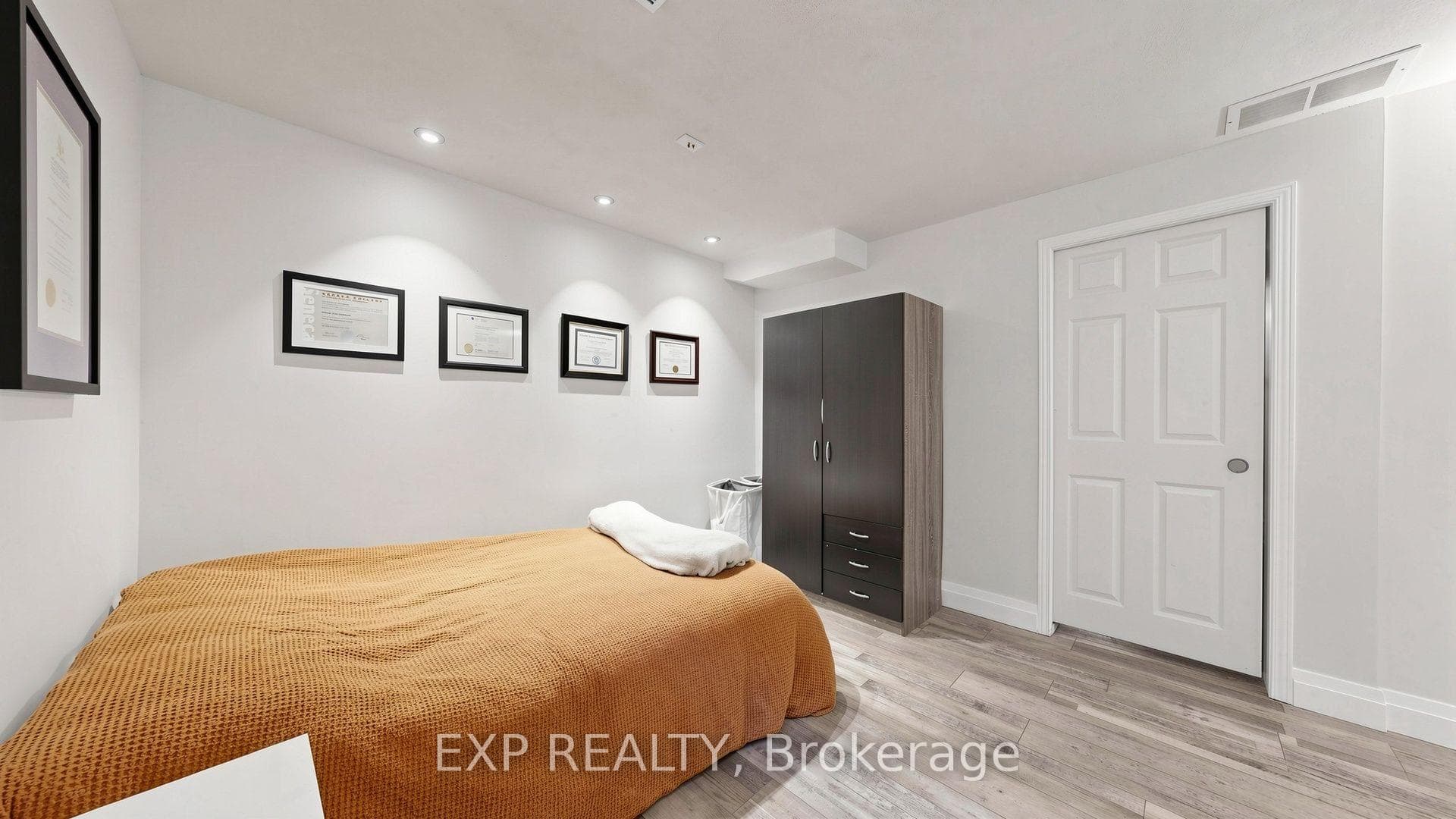 6 Booth Lane — property photo