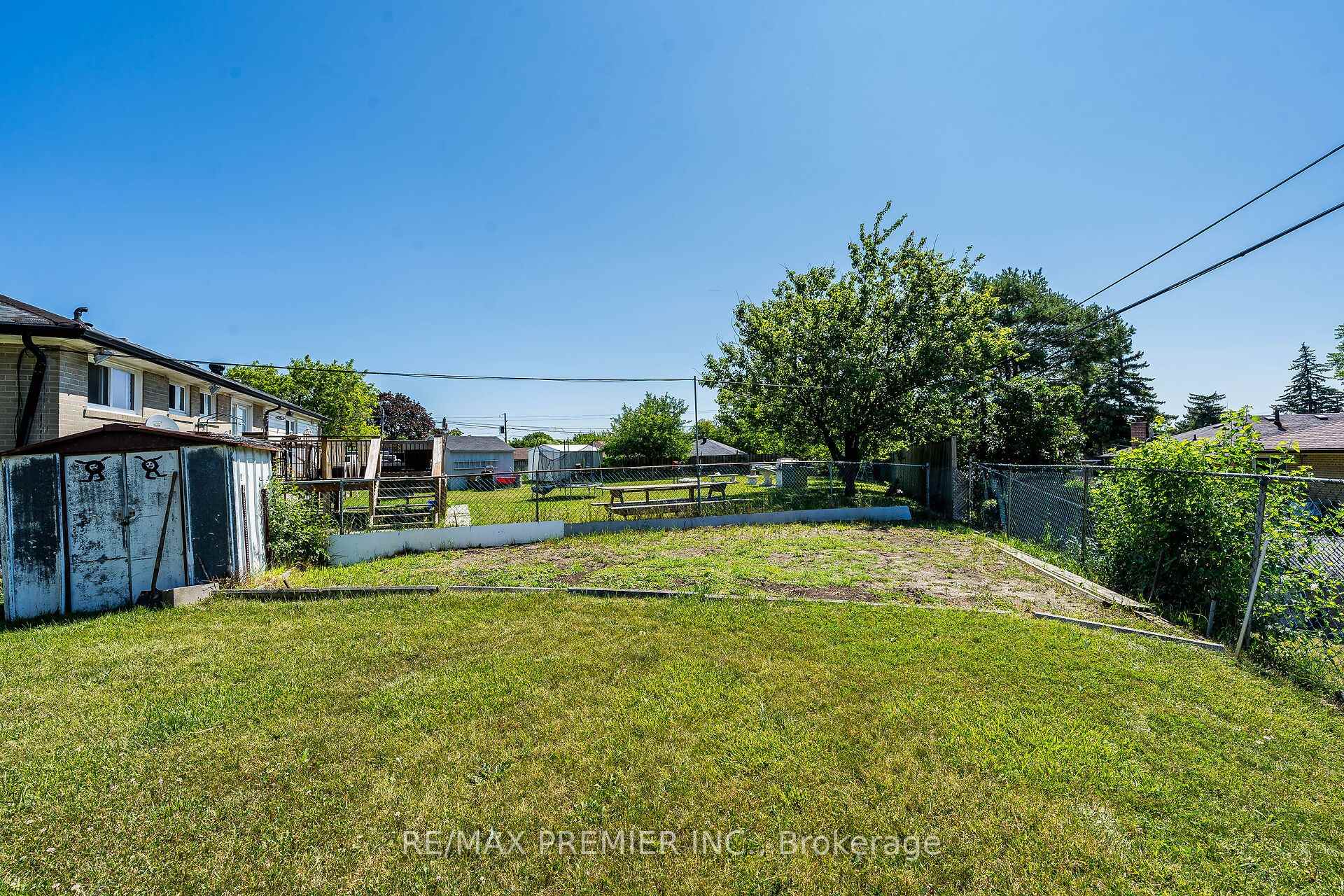 5 Valois Court — property photo