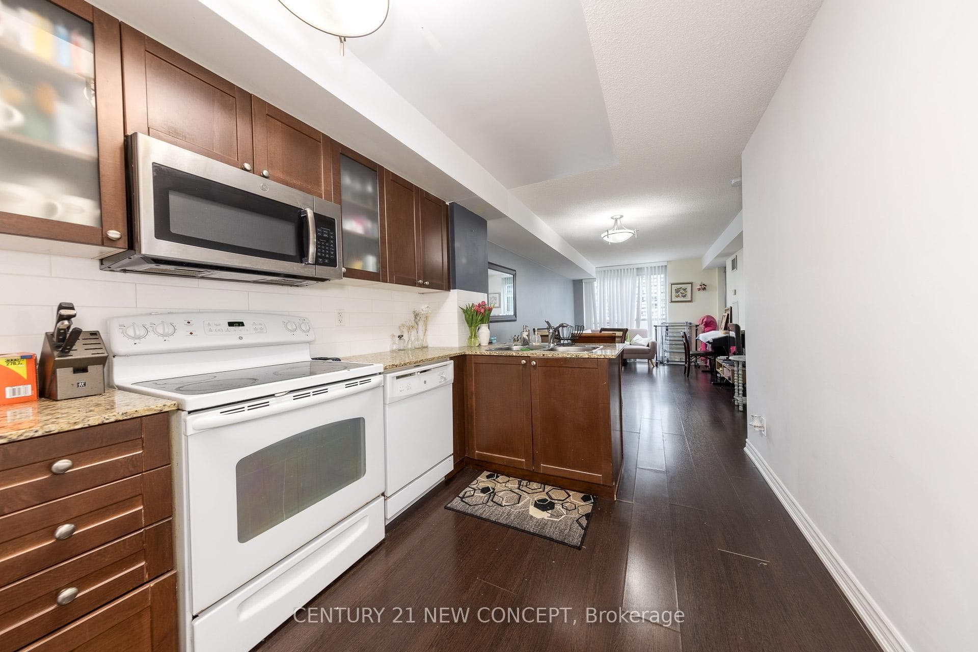 404- 761 Bay Street — property photo