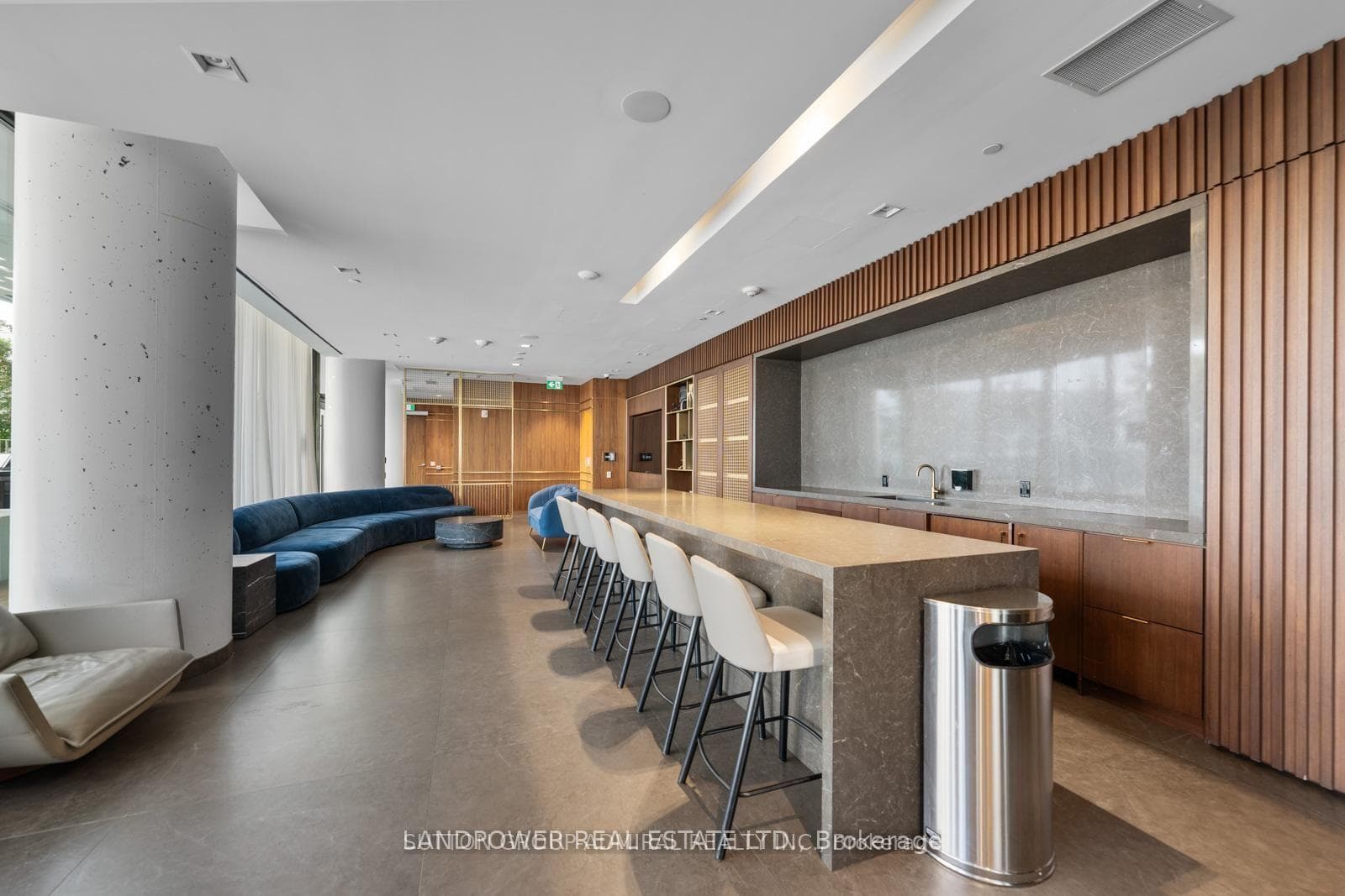 3006- 950 Portage Parkway — property photo