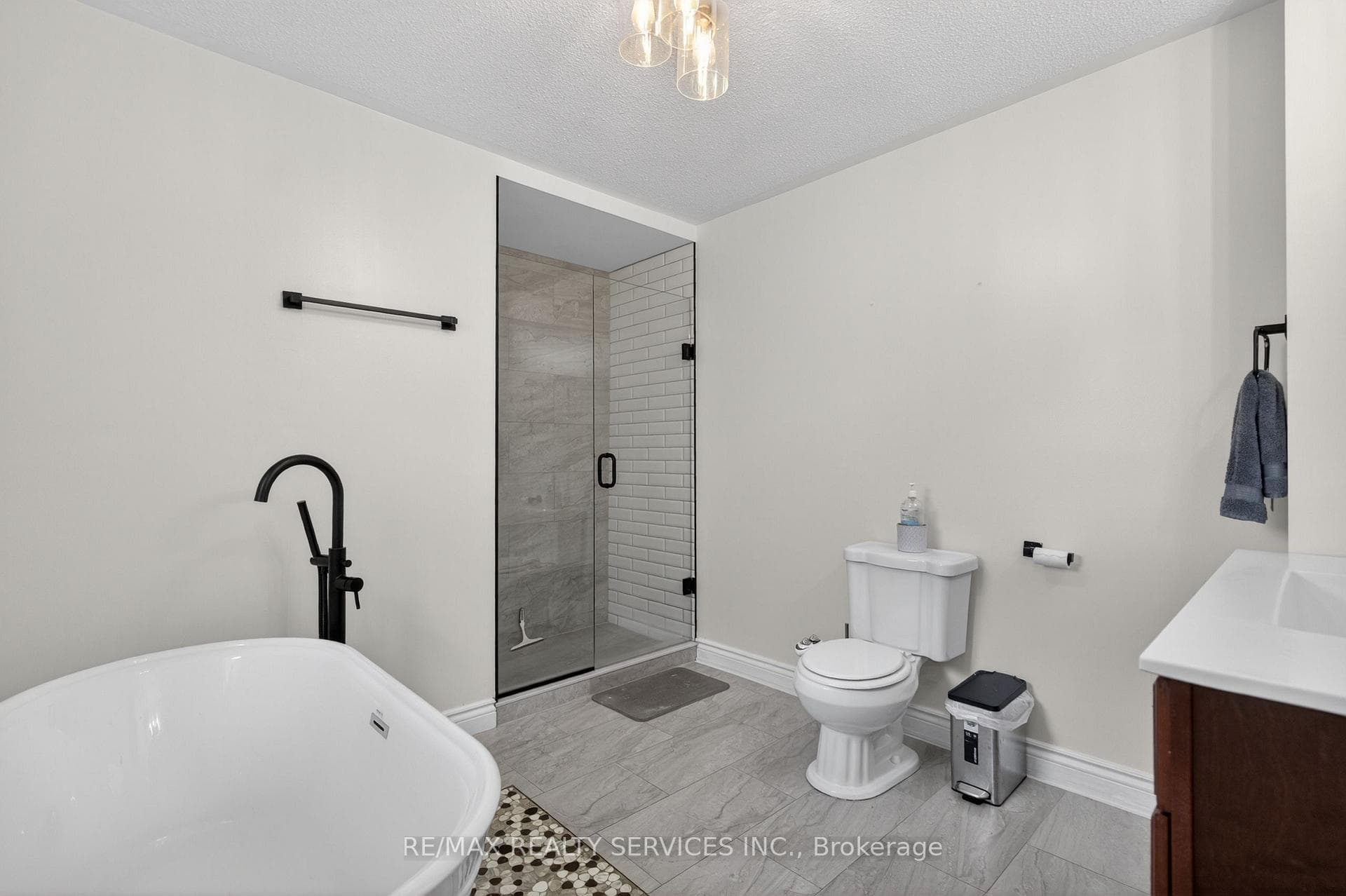 2 Dunbar Drive — property photo
