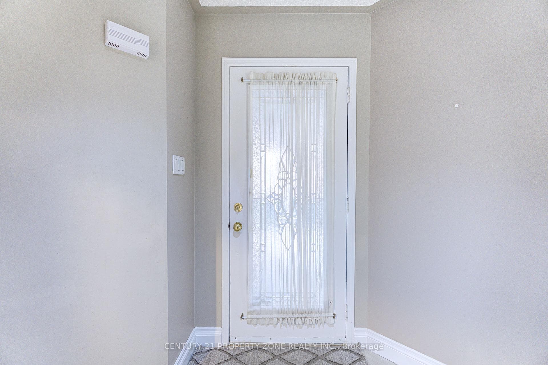 4 Compton Court — property photo