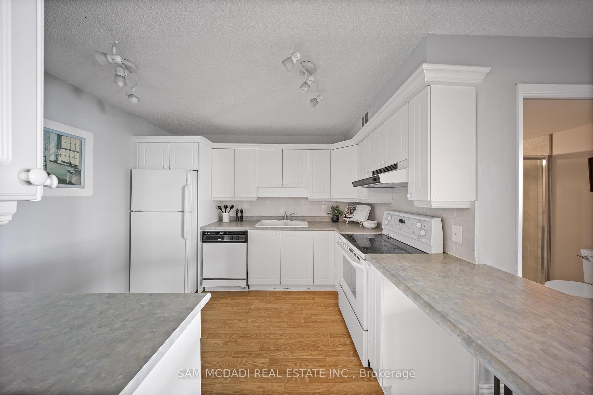 1105- 5280 Lakeshore Road — property photo