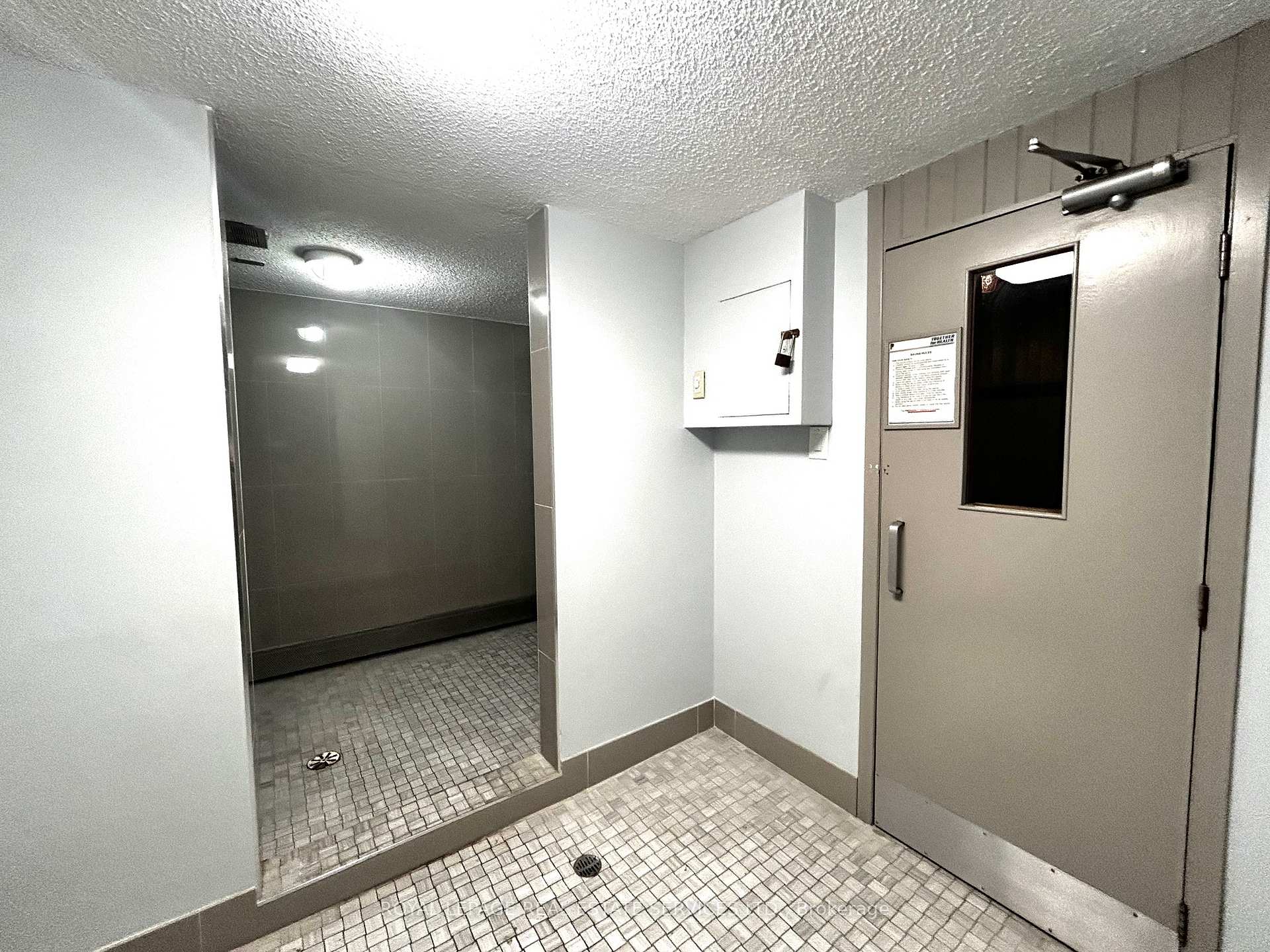 905- 2929 Aquitaine Avenue — property photo