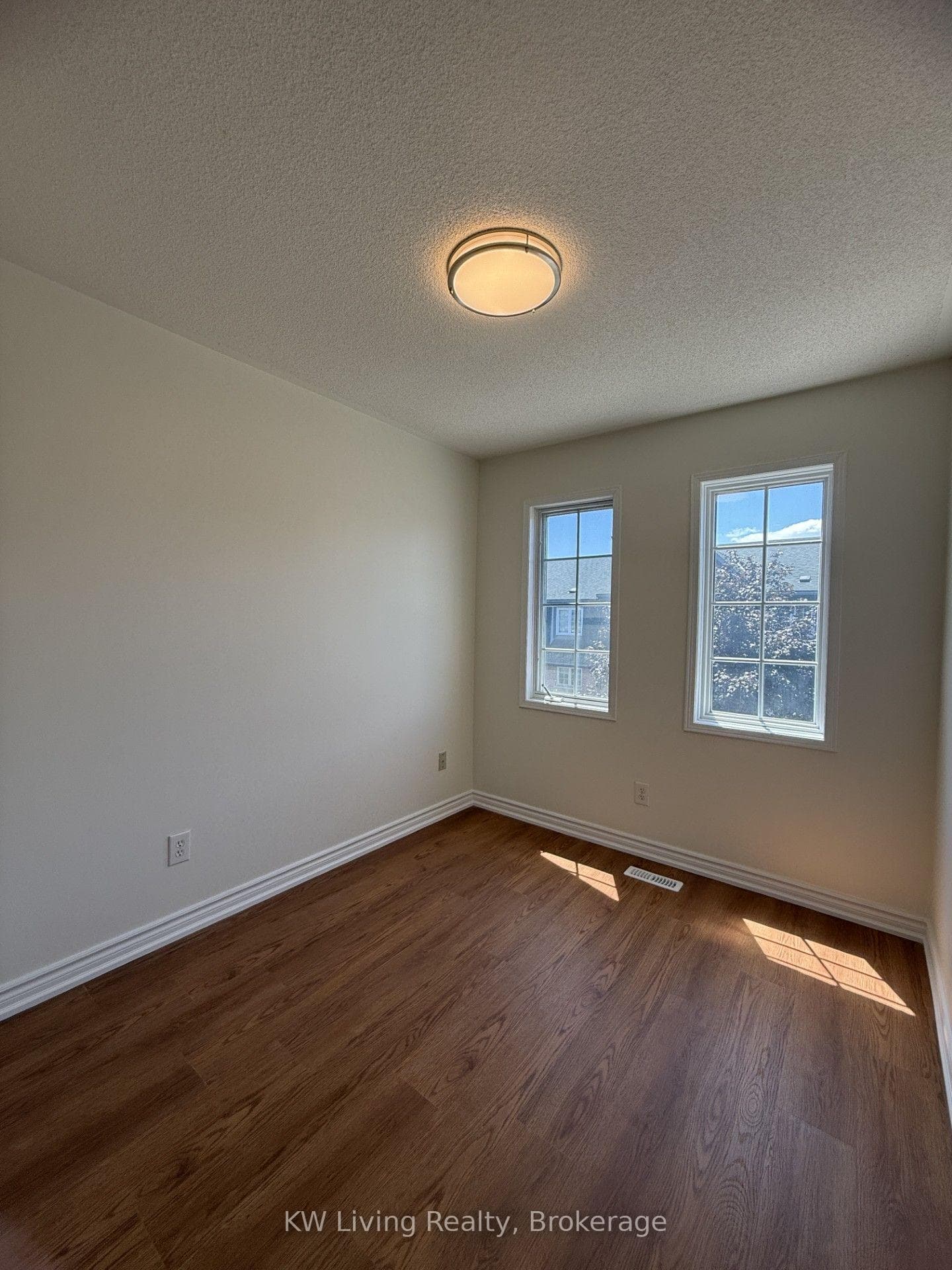 86- 2945 Thomas Street — property photo