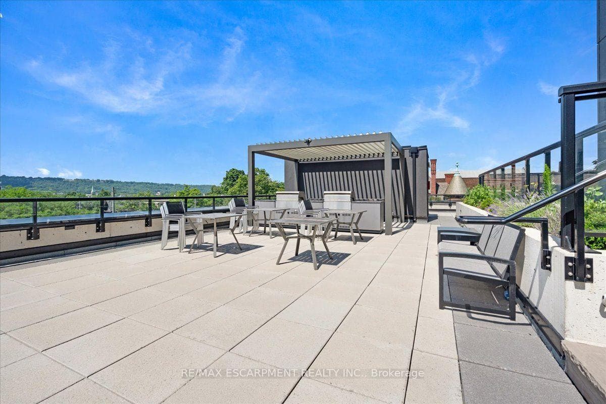 2309- 15 Queen Street — property photo