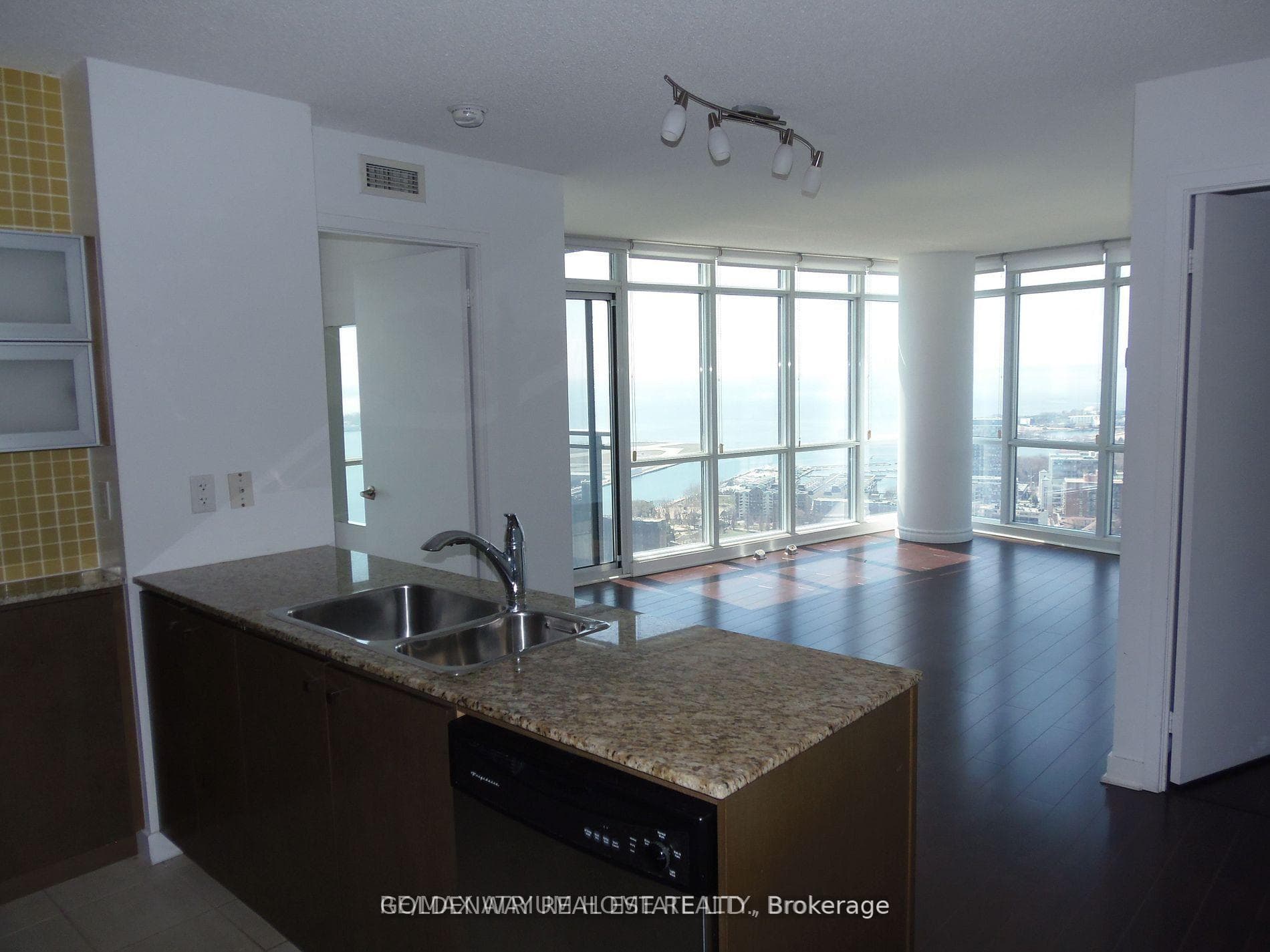 5015- 11 Brunel Court — property photo