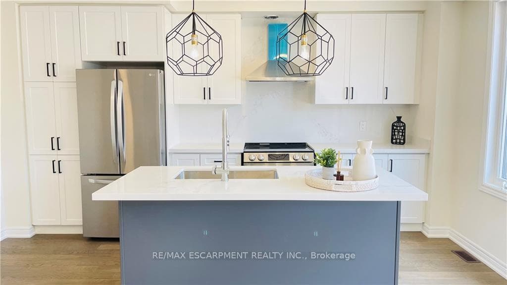 27 Mia Drive — property photo