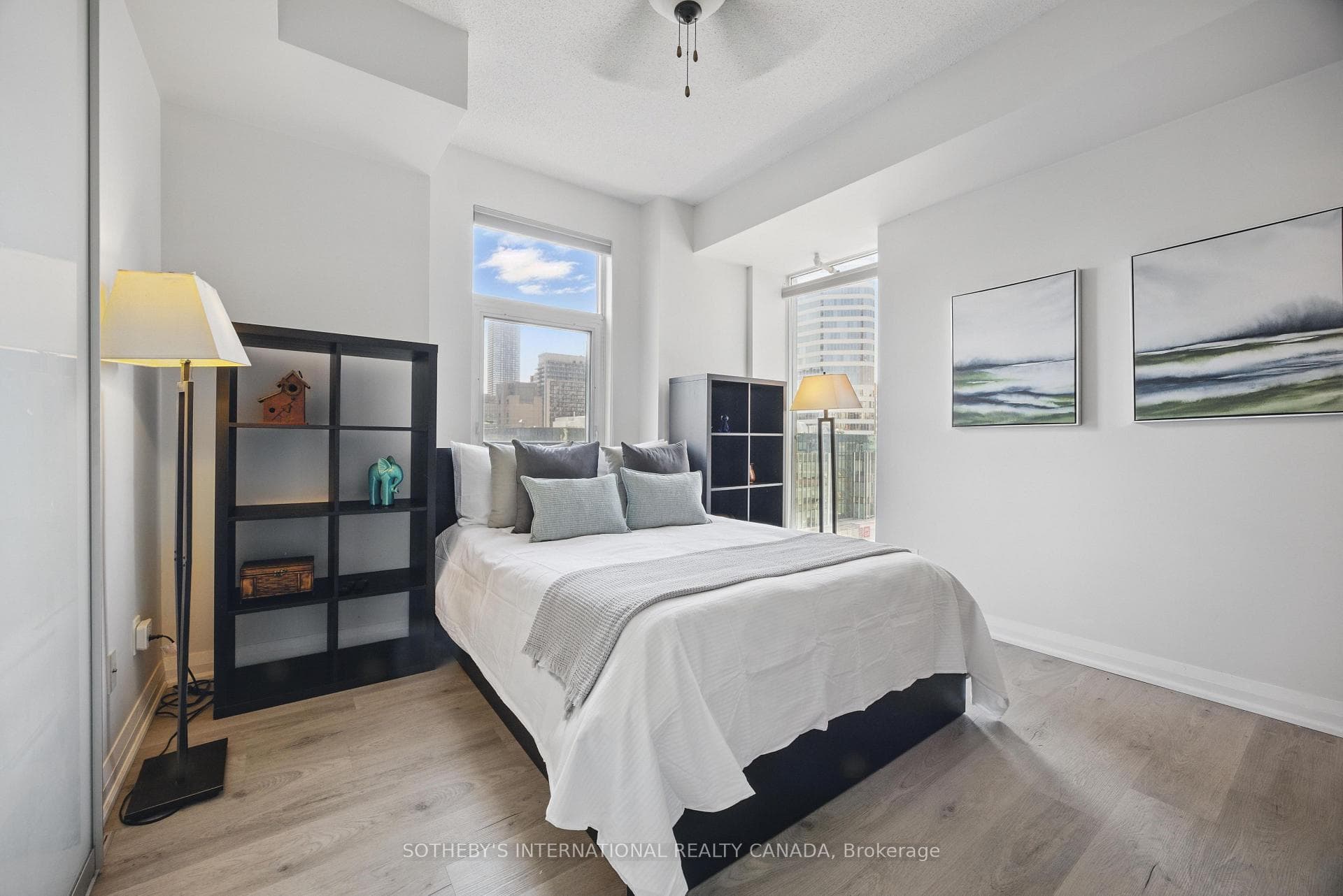 1307- 220 Victoria Street — property photo
