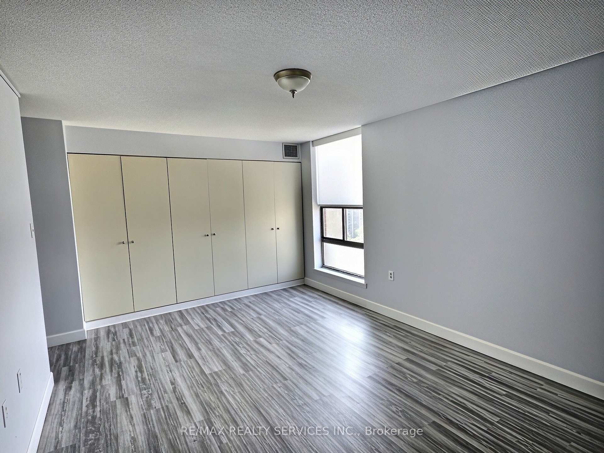 1812- 18 Knightsbridge Road — property photo
