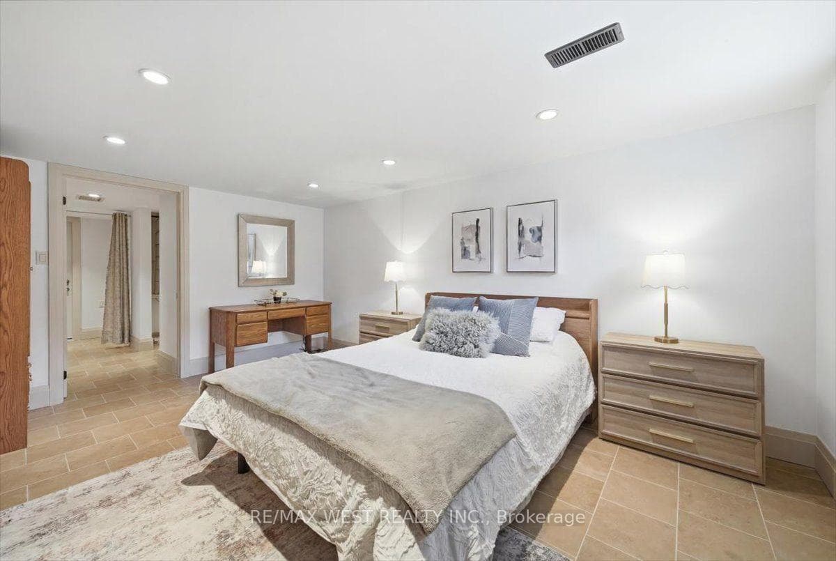 19 Decarie Circle — property photo
