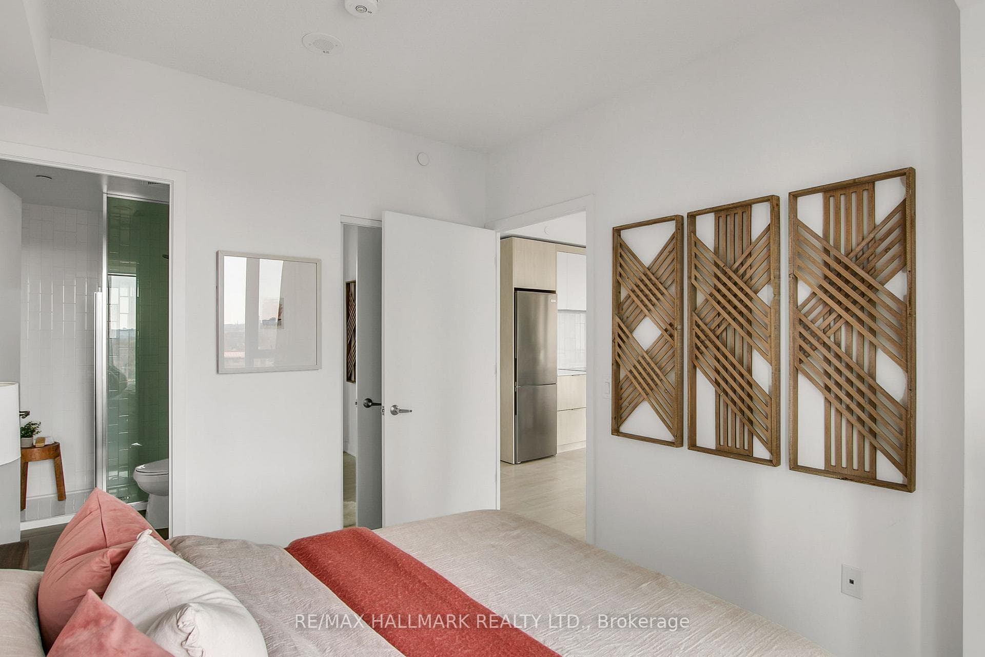 1021- 35 Tubman Avenue — property photo