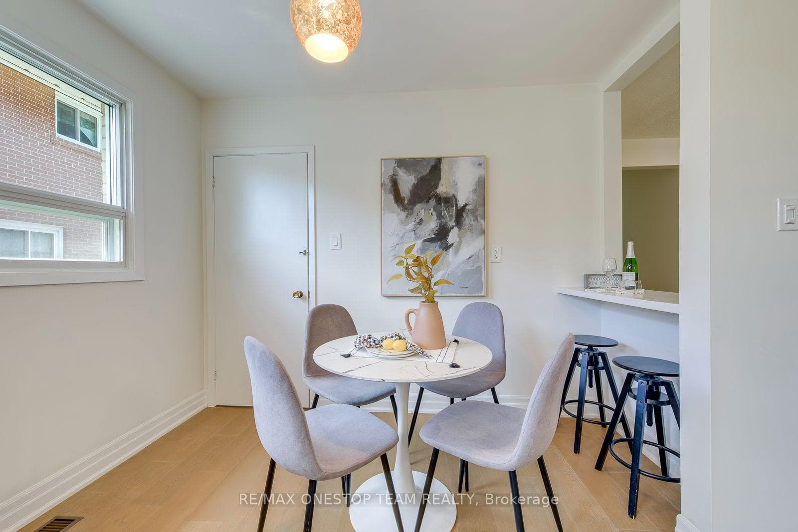 1514 Swanage Crescent — property photo