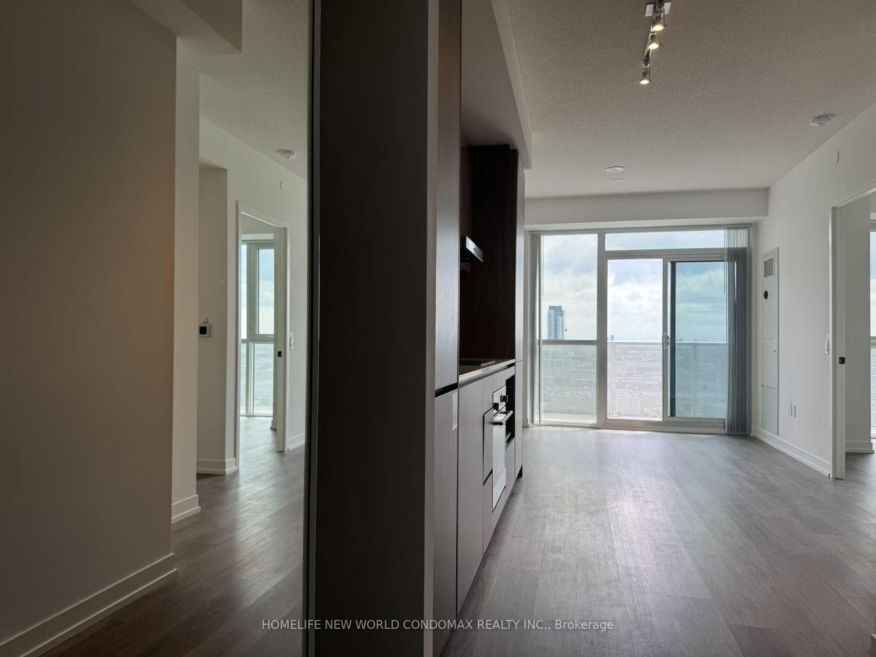 1807- 28 Interchange Way — property photo