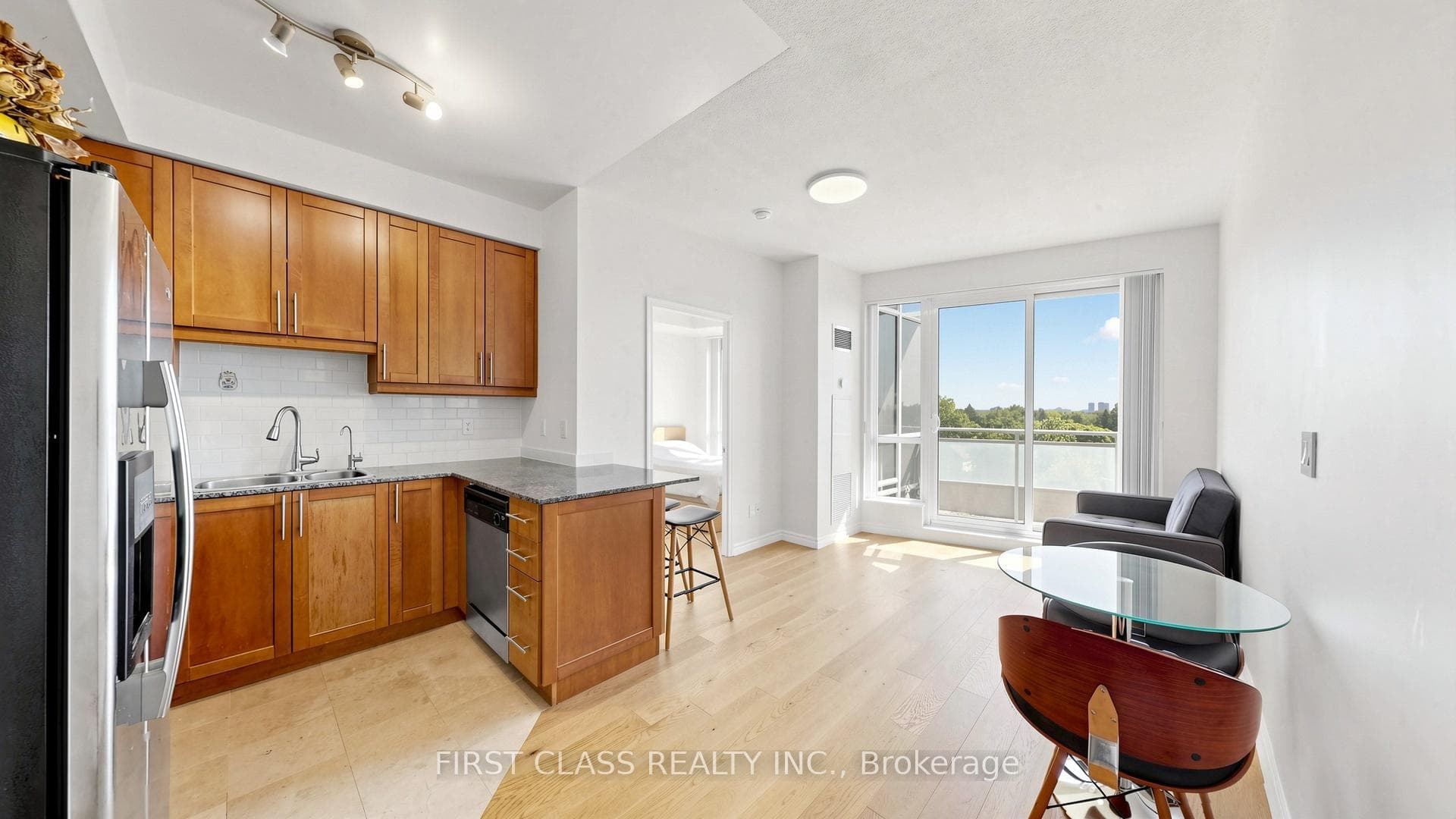 612- 18 Holmes Avenue — property photo