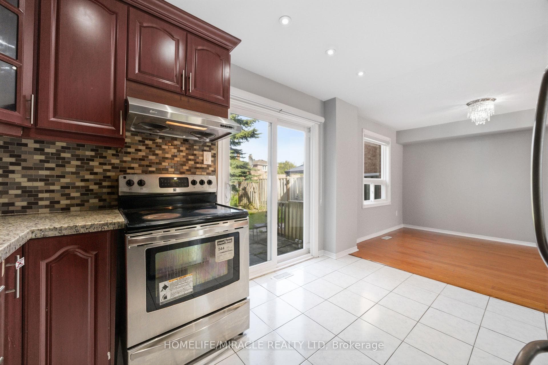 8 Lansbury Drive — property photo
