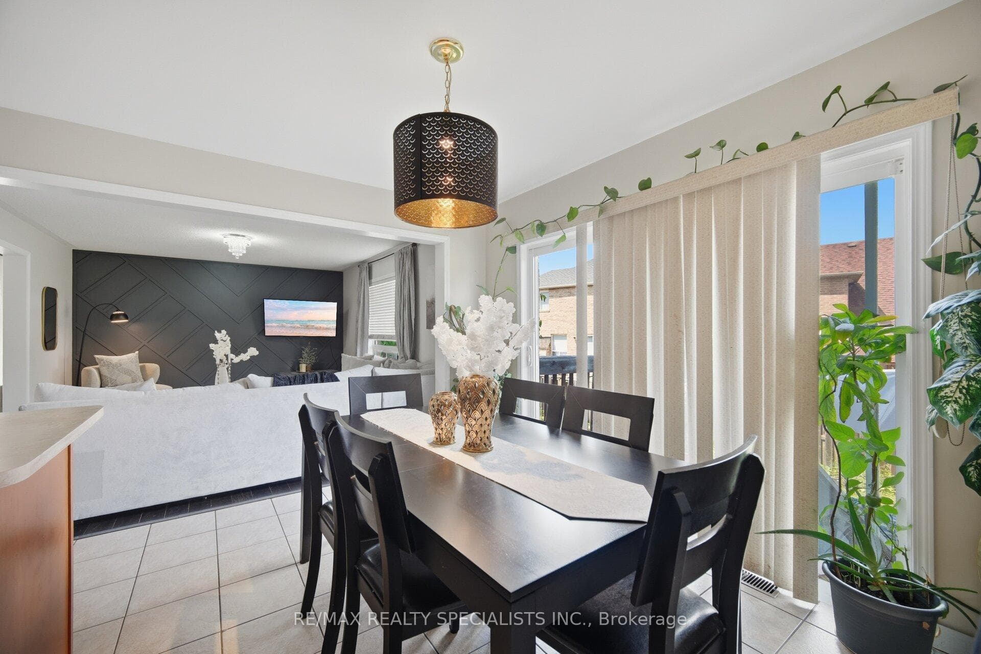 32 Magnificent Court — property photo