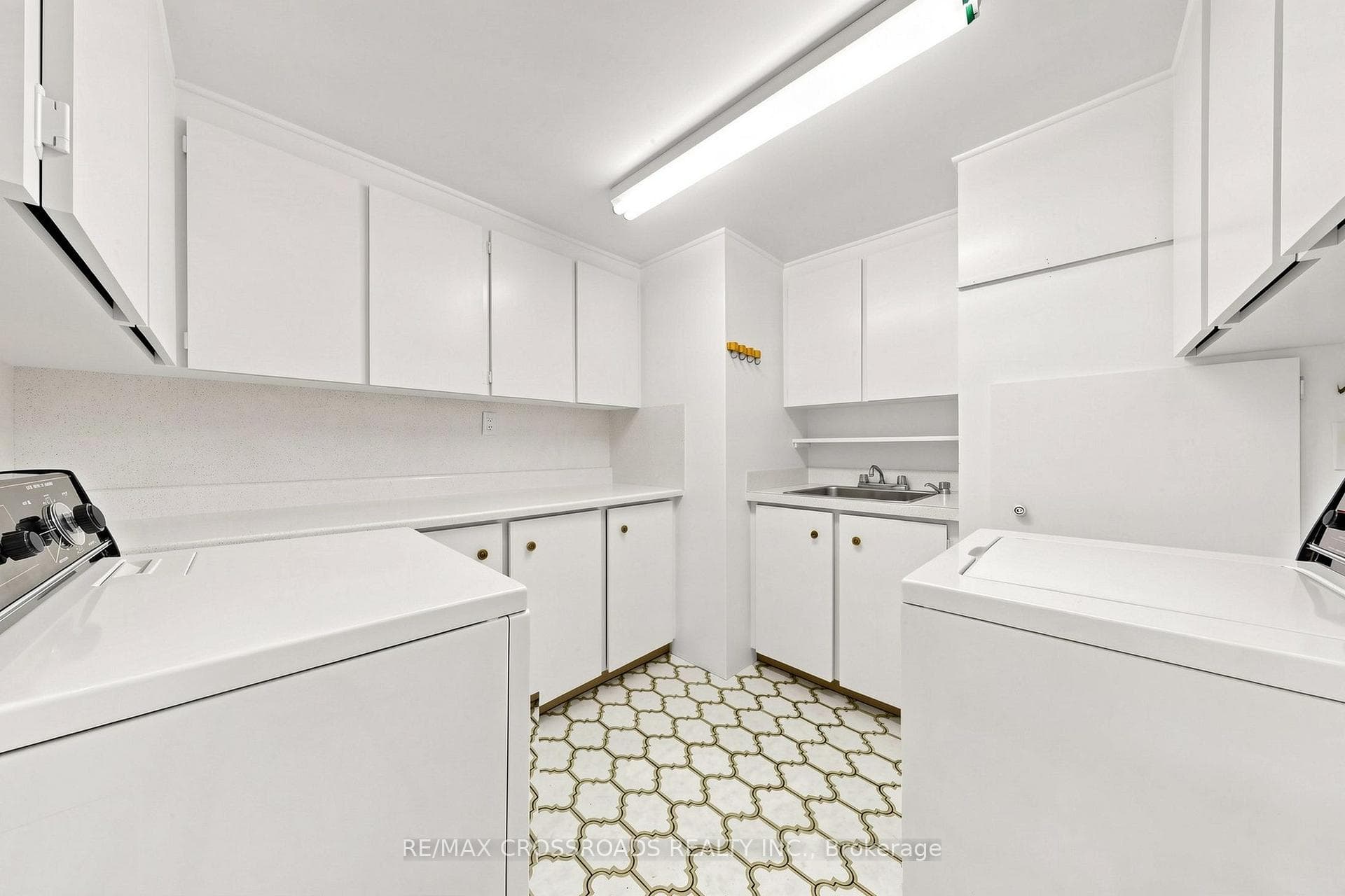 15 Alamosa Drive — property photo