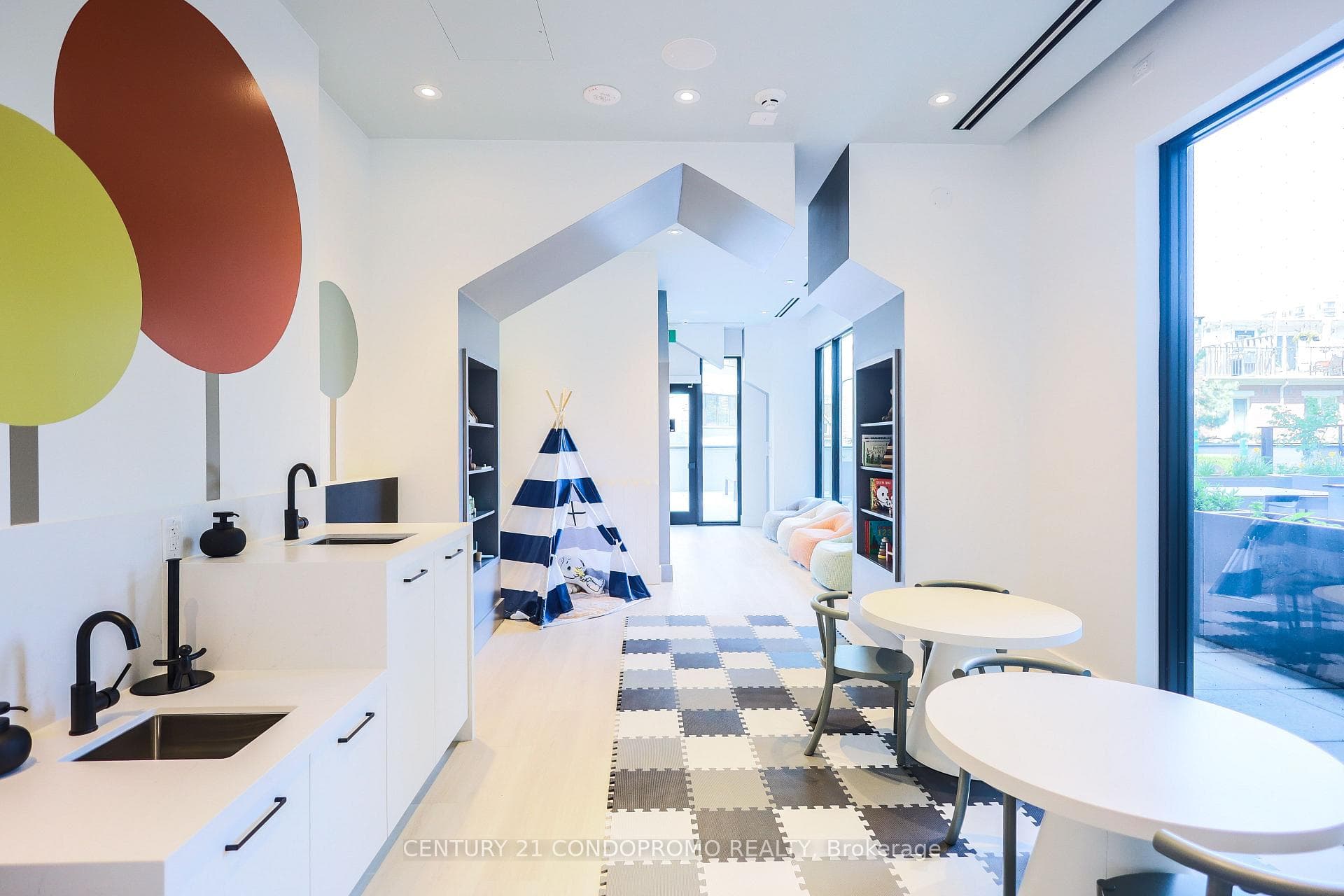 709- 285 Dufferin Street — property photo
