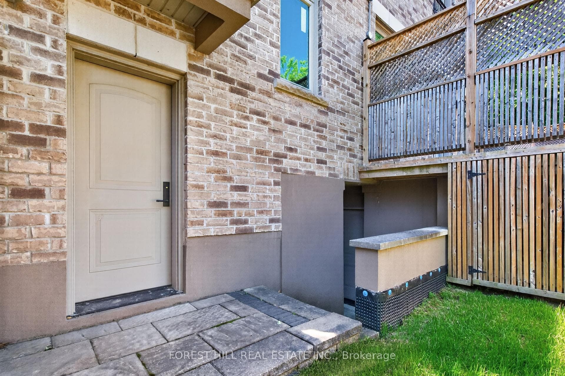 326 Lytton Boulevard — property photo