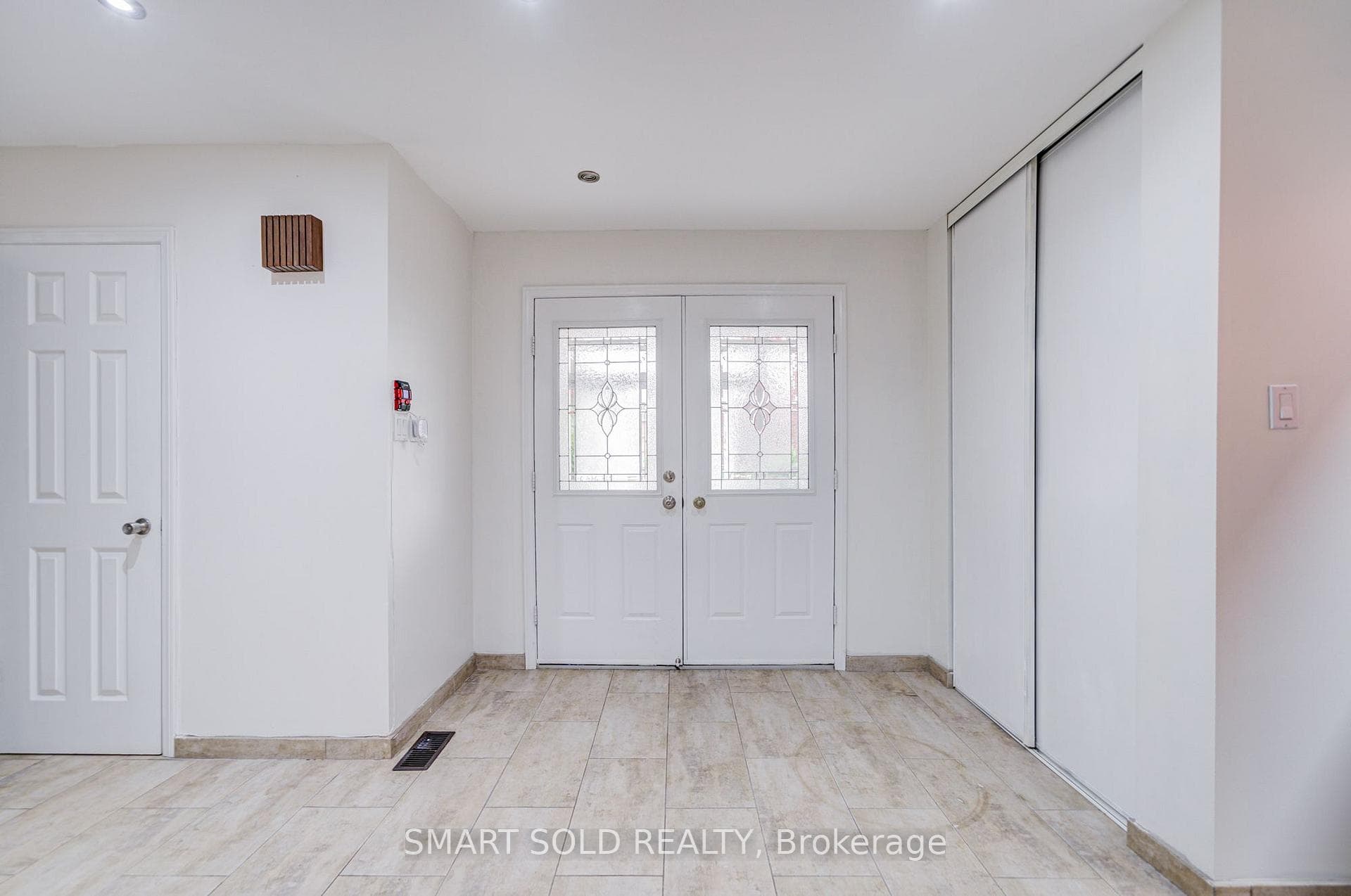 837 Queensbridge Drive — property photo