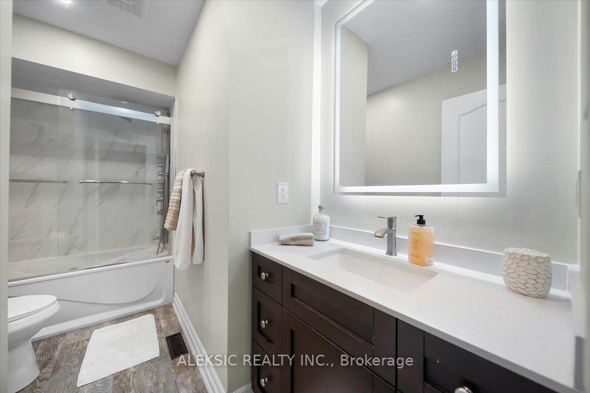 33 Hillpath Crescent — property photo