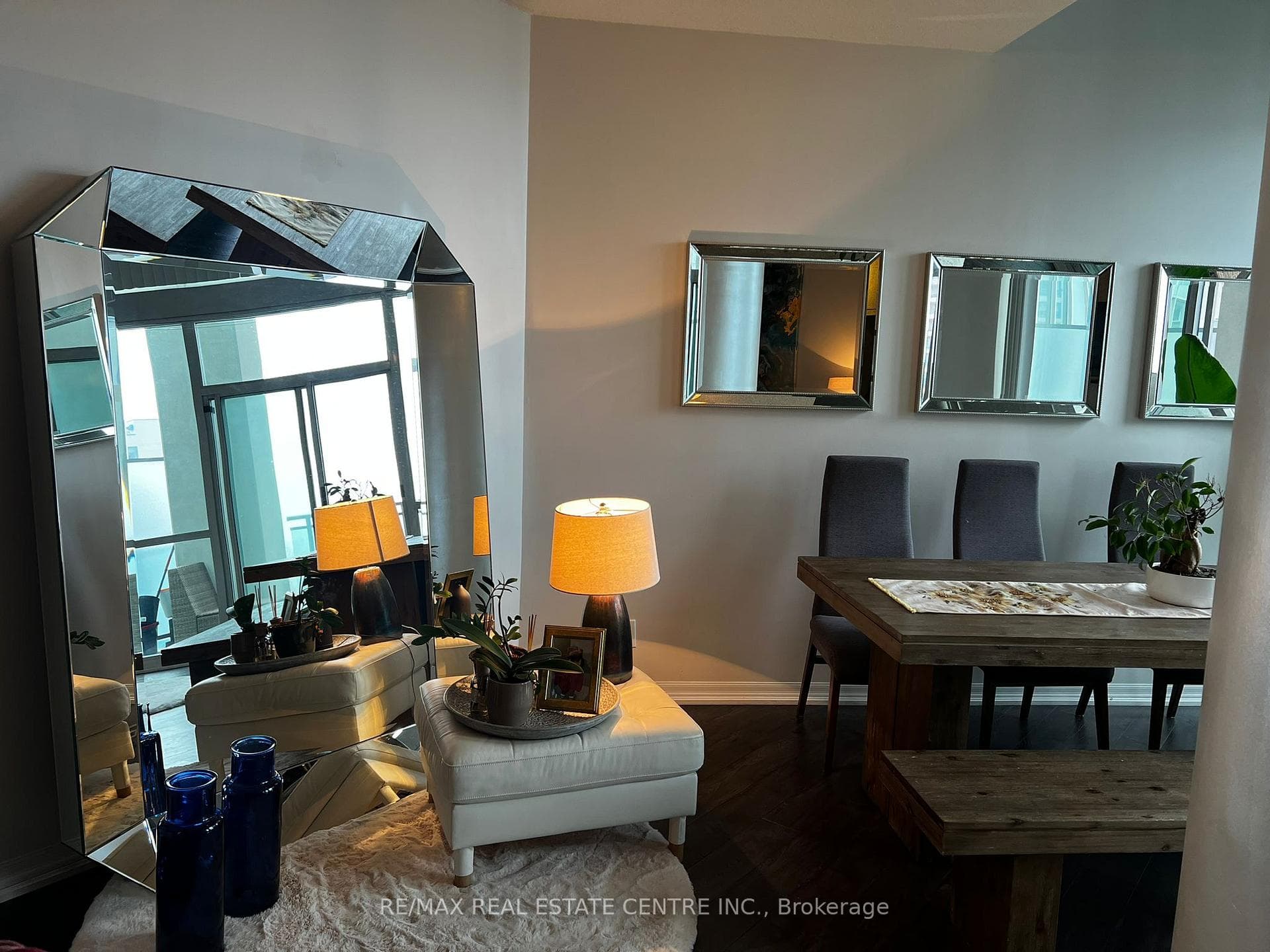 913- 3939 Duke Of York Boulevard — property photo