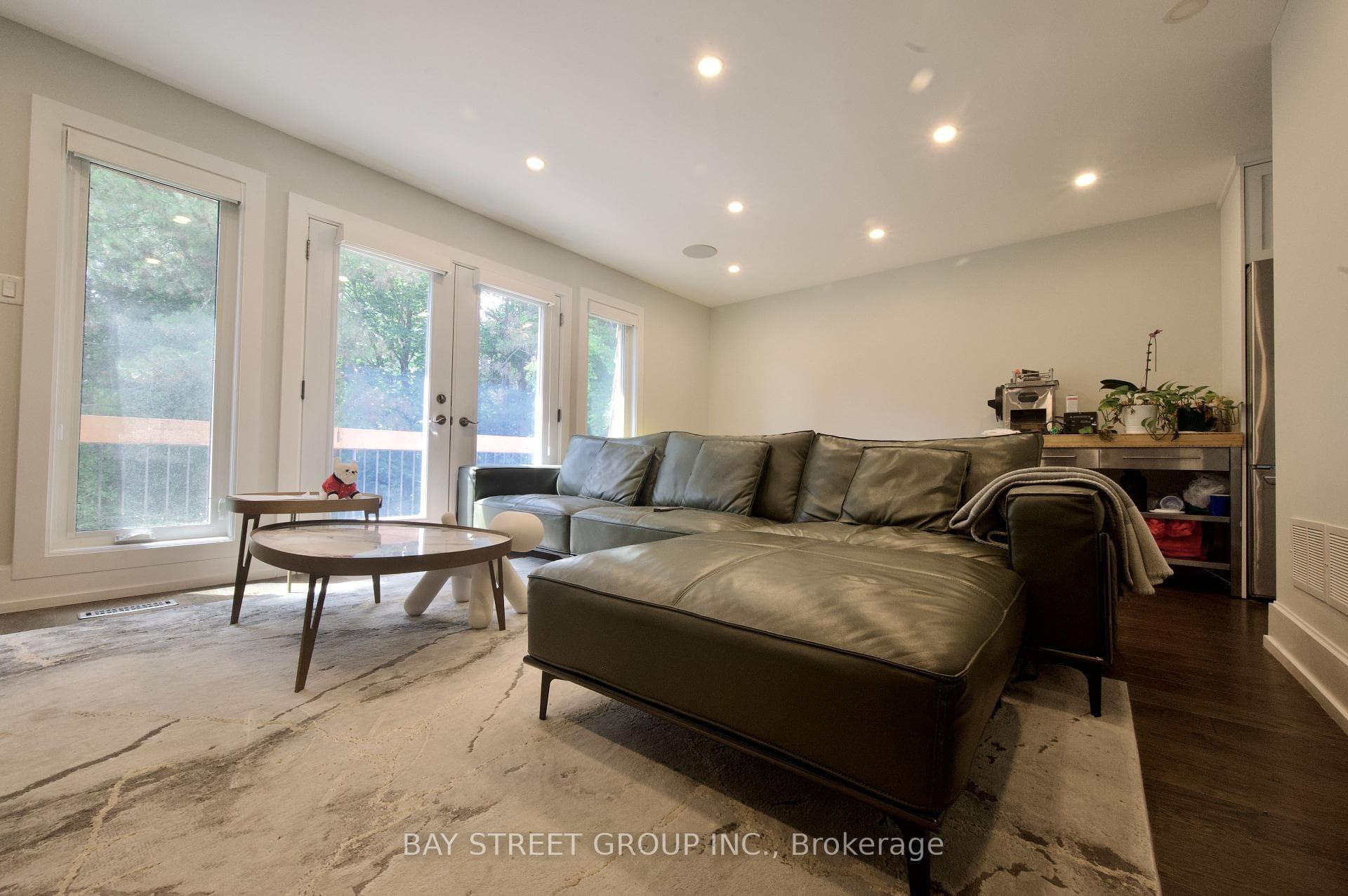 22 Thurgate Crescent — property photo