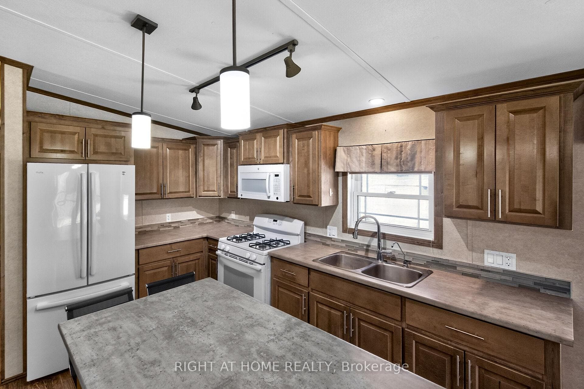 5 Beech- 4449 Milburough Line — property photo