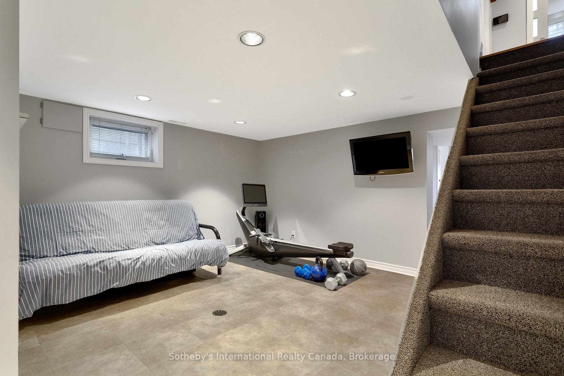 32 Anderson Street — property photo