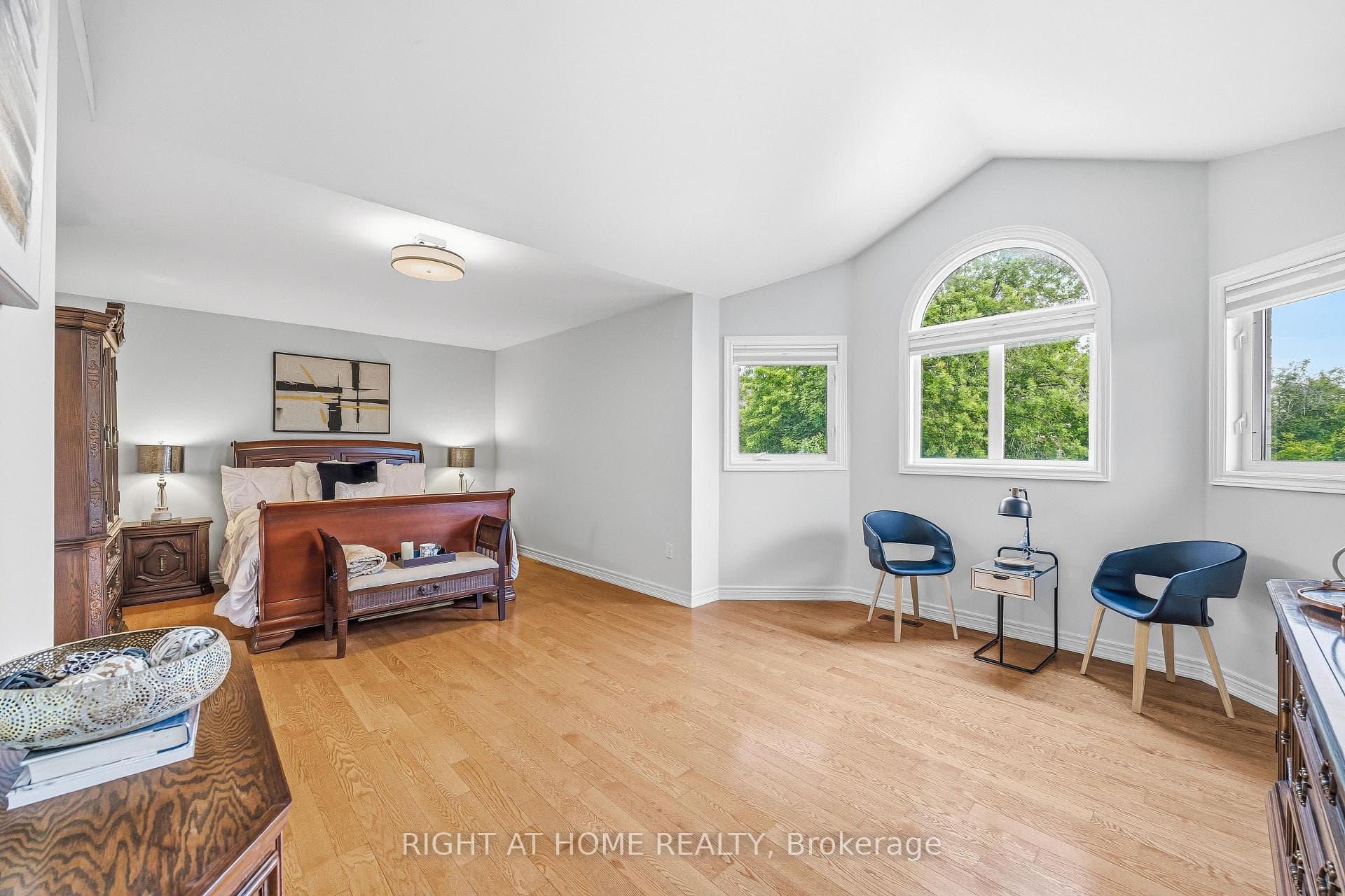 2275 Whitecliffe Way — property photo