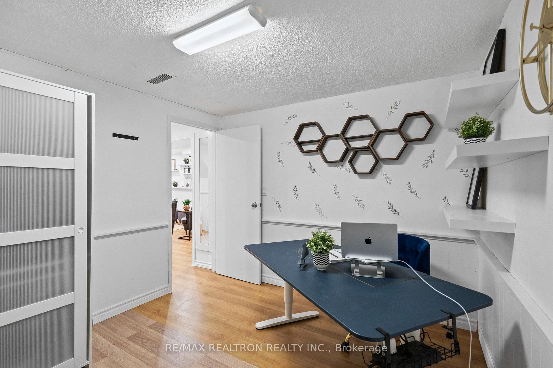 52 Hood Crescent — property photo