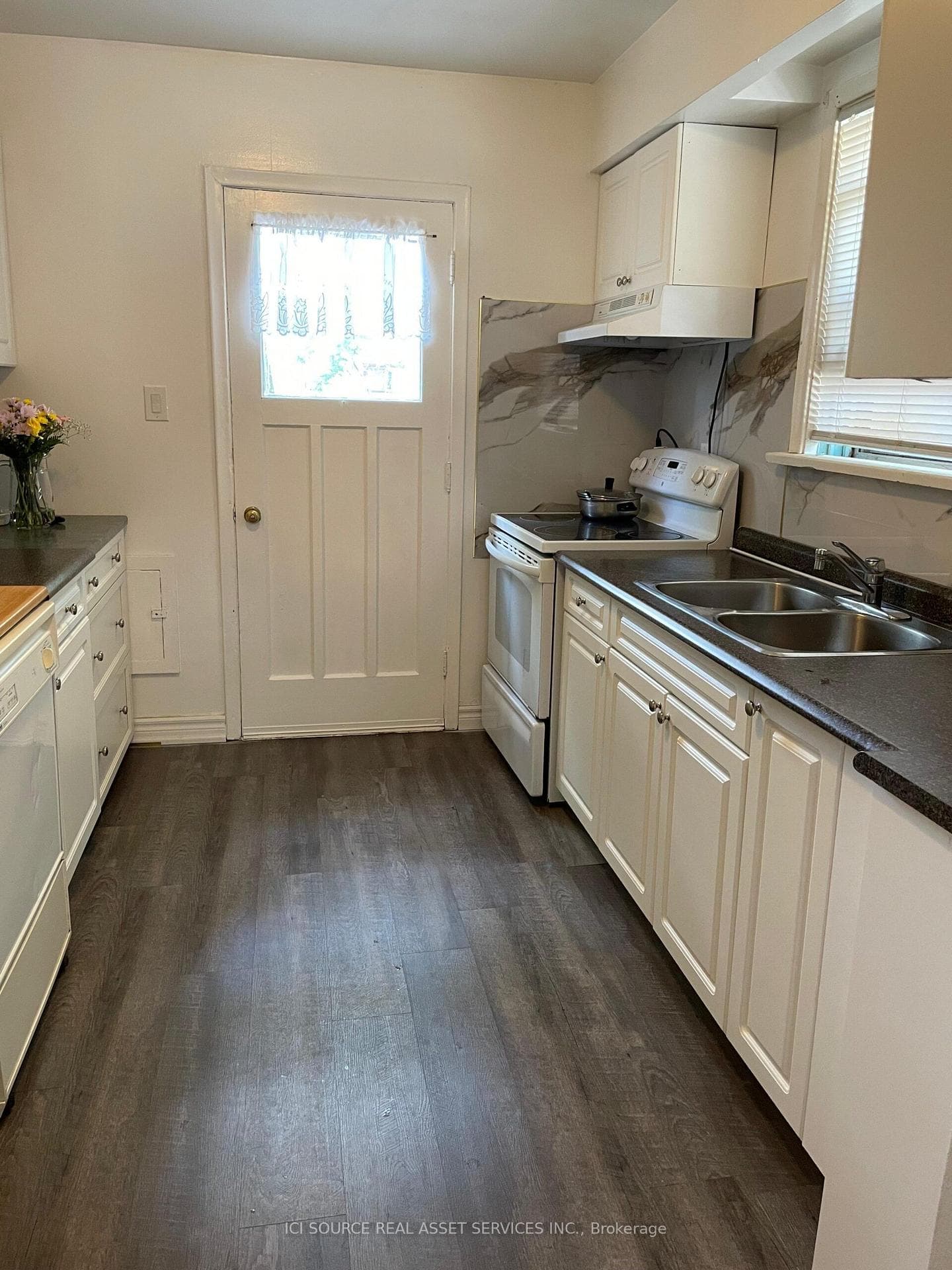 532 Appleby Line — property photo