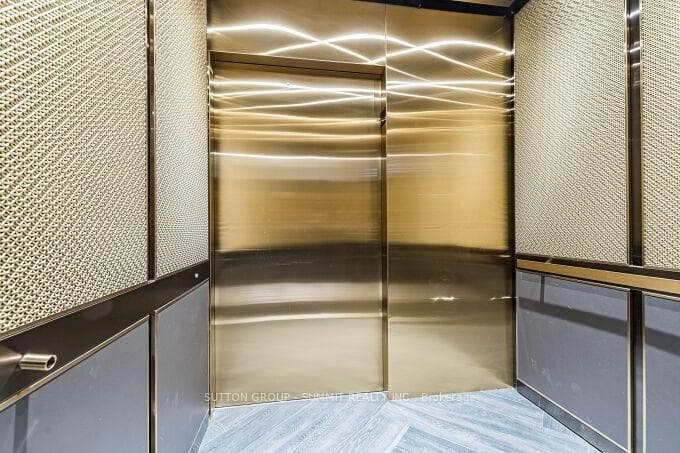 504- 395 DUNDAS Street — property photo