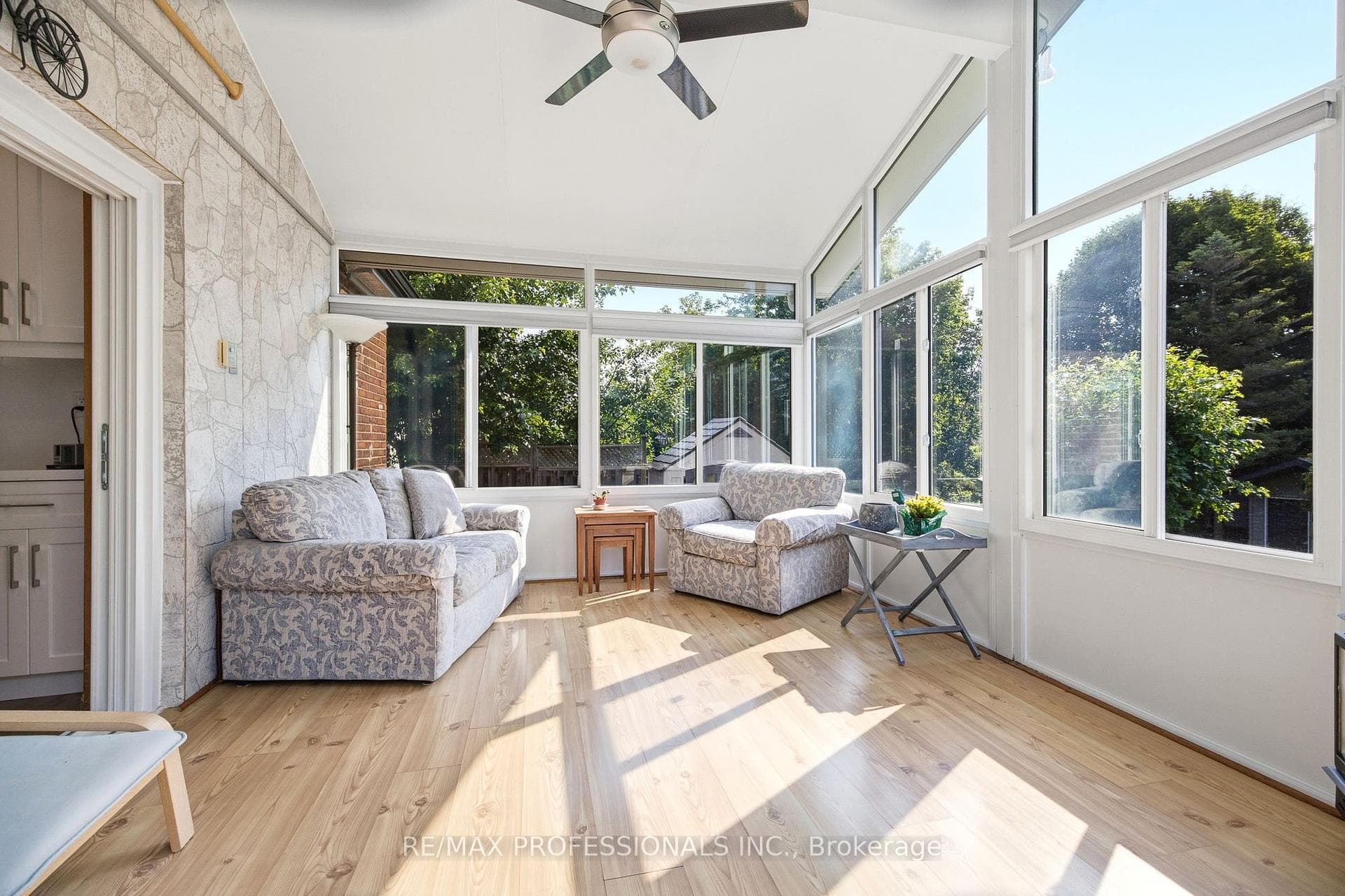 580 Exbury Crescent — property photo