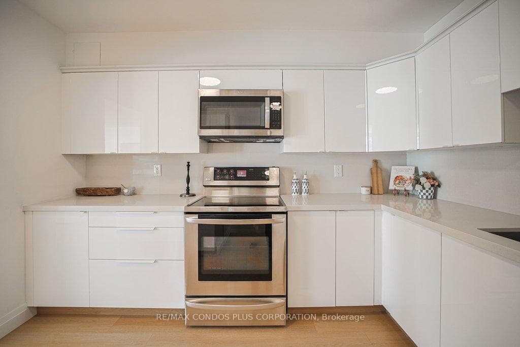 2232- 33 HARBOUR Square — property photo