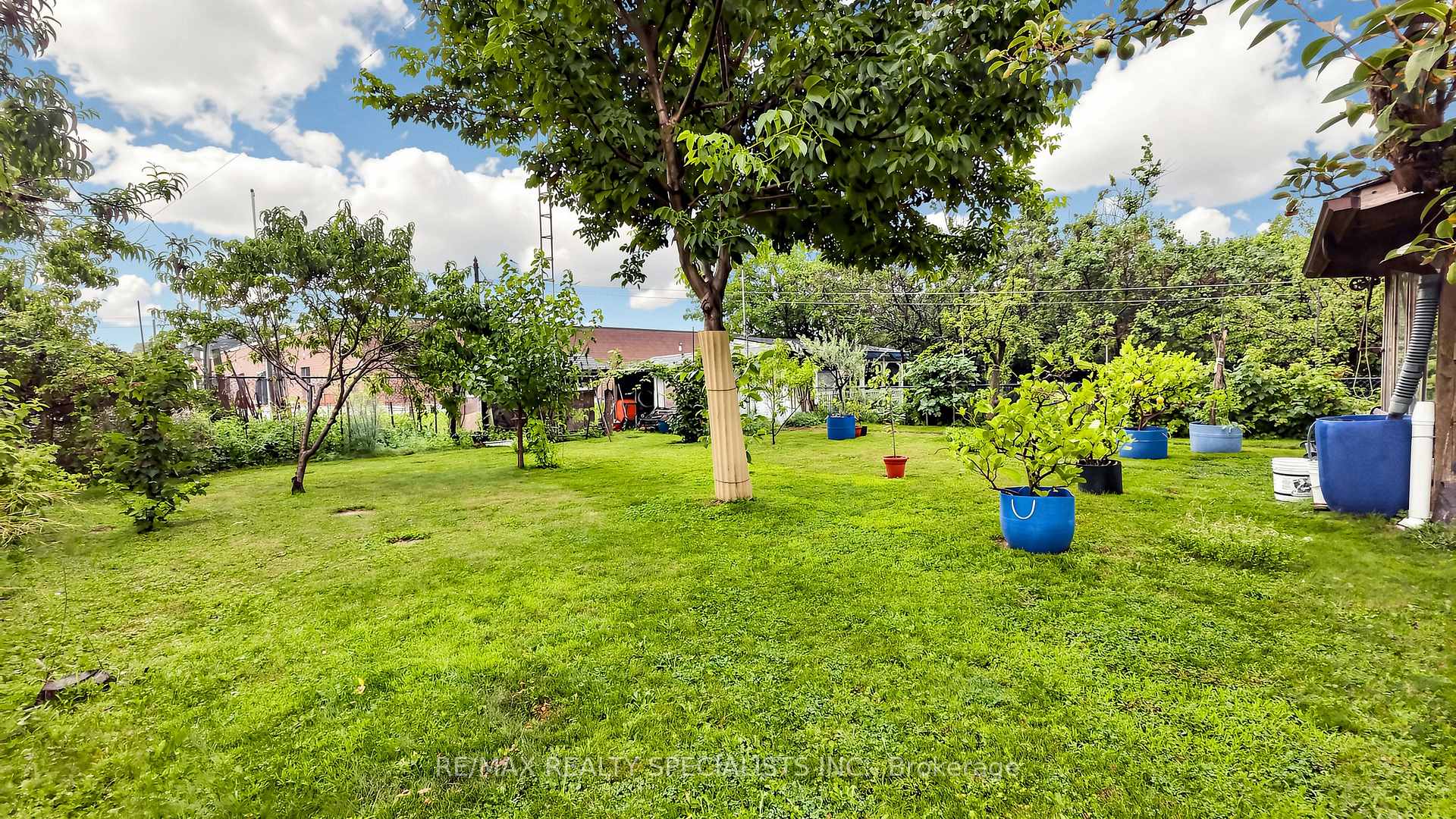 2385 Hensall Street — property photo