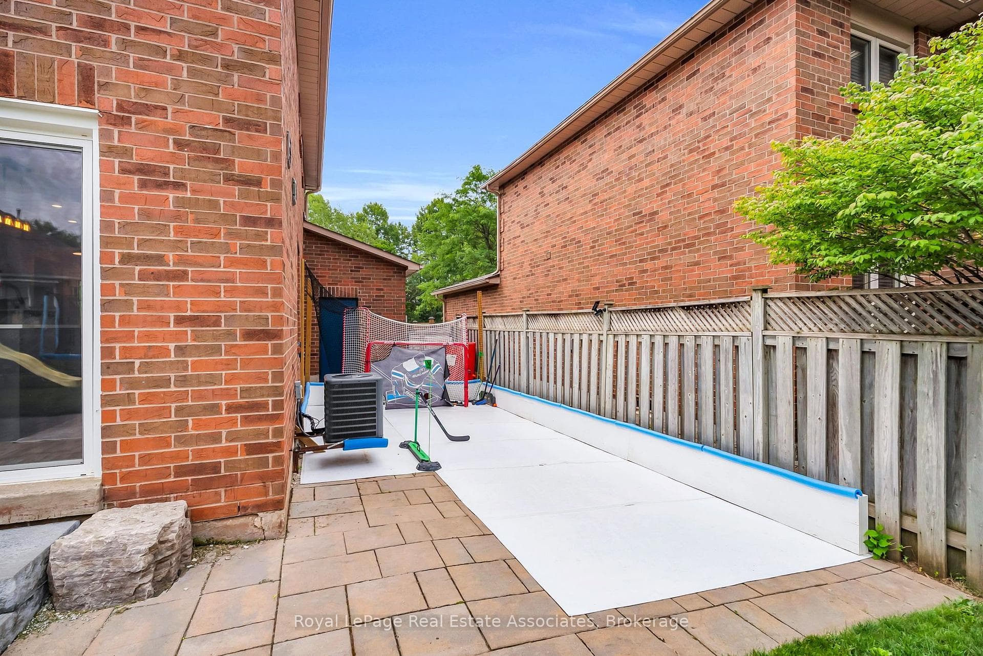 22 Mccullough Crescent — property photo