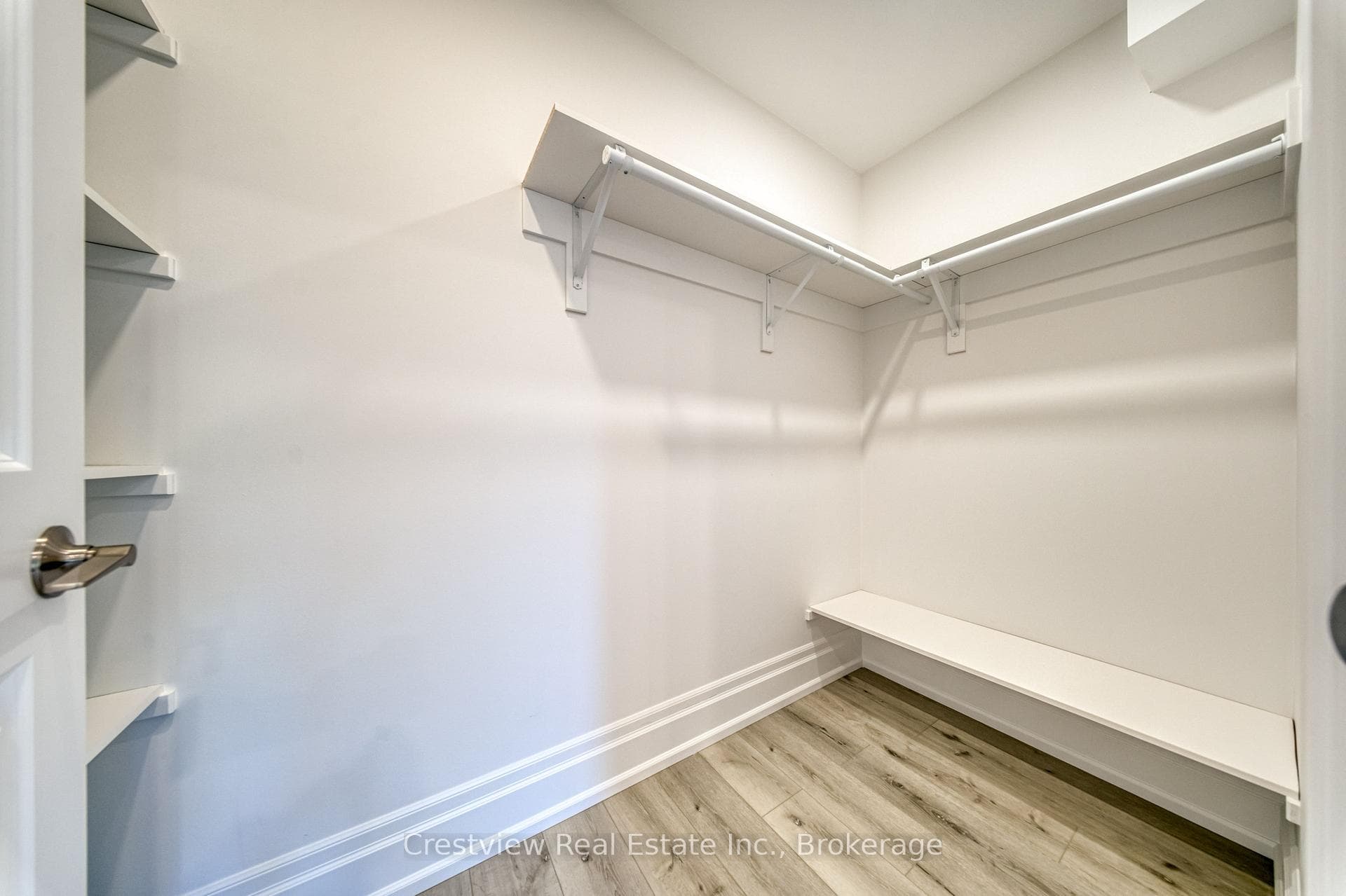 49 Sandham Crescent — property photo