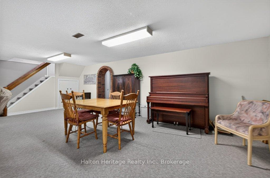 476 East 37th Street — property photo