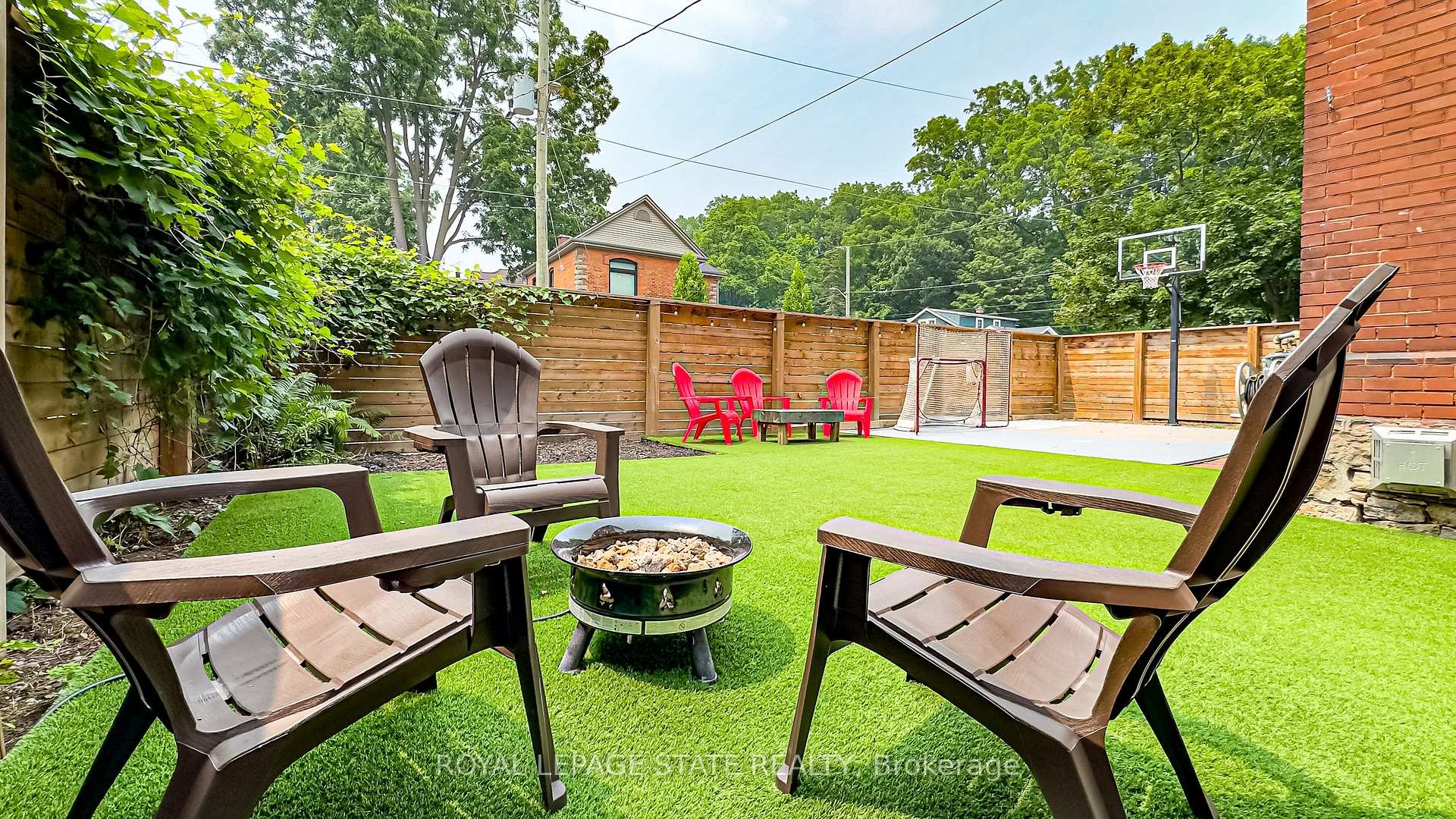 90 Victoria Street — property photo