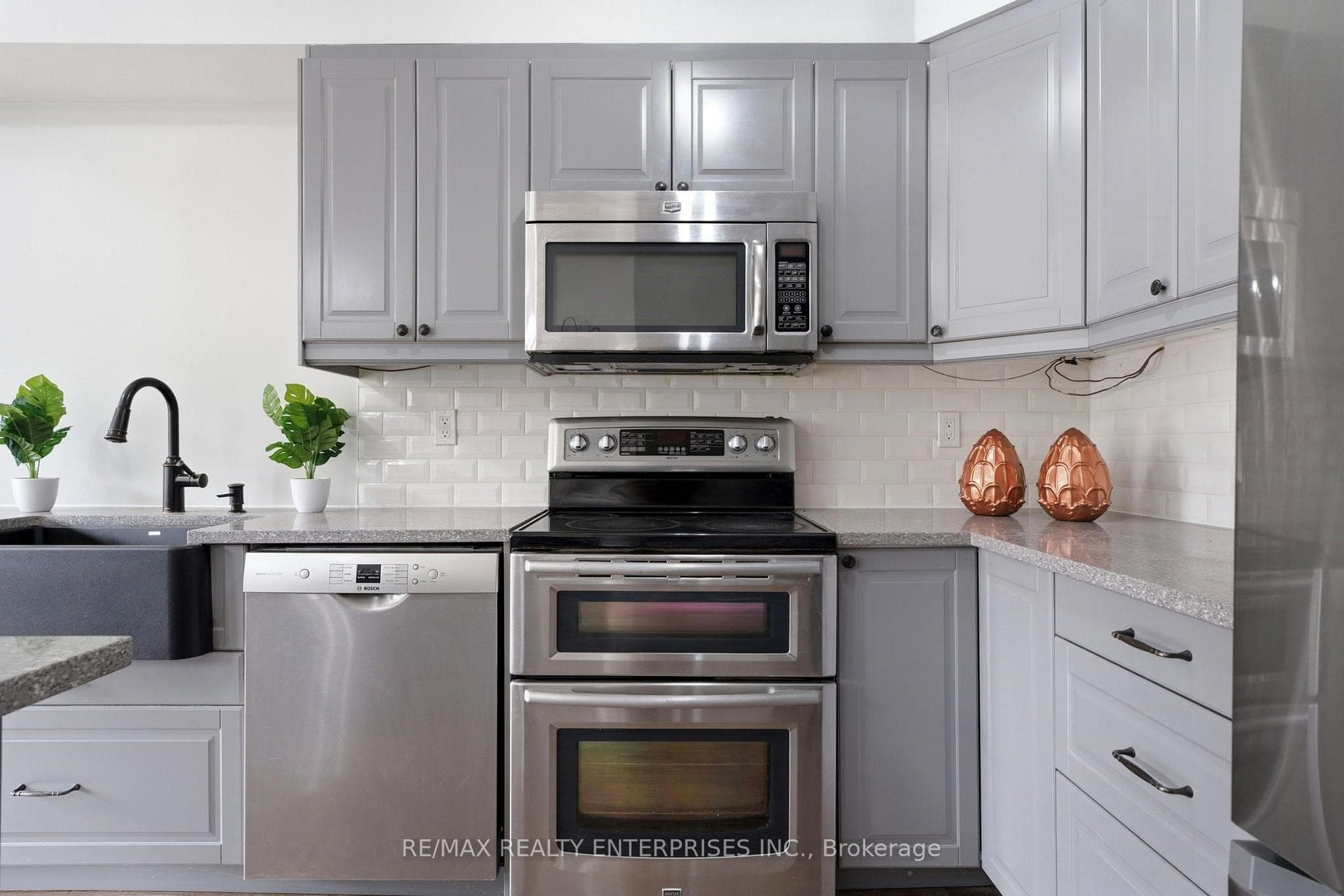6930 Elliott Parliament Street — property photo