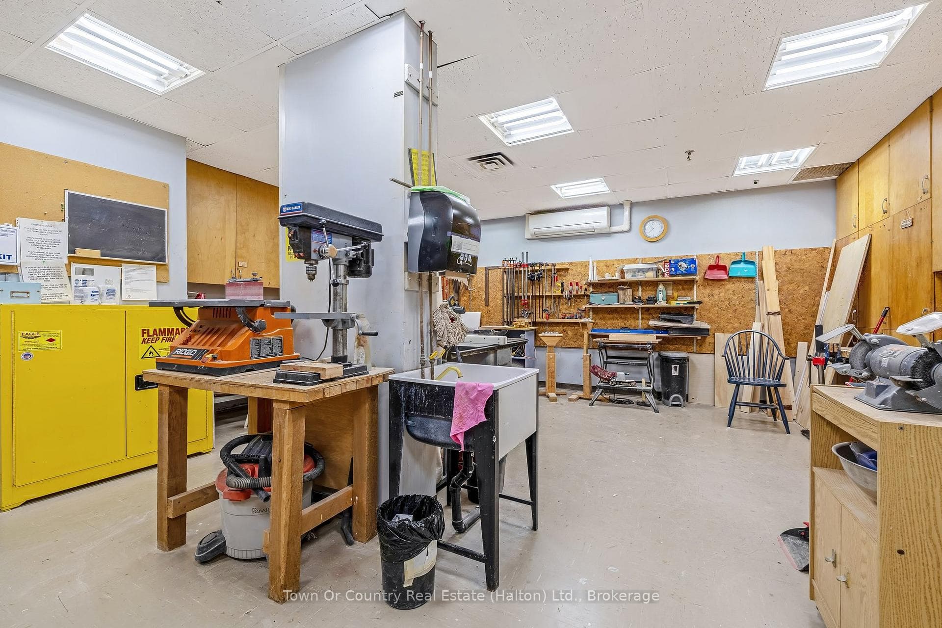 1906- 5250 Lakeshore Road — property photo