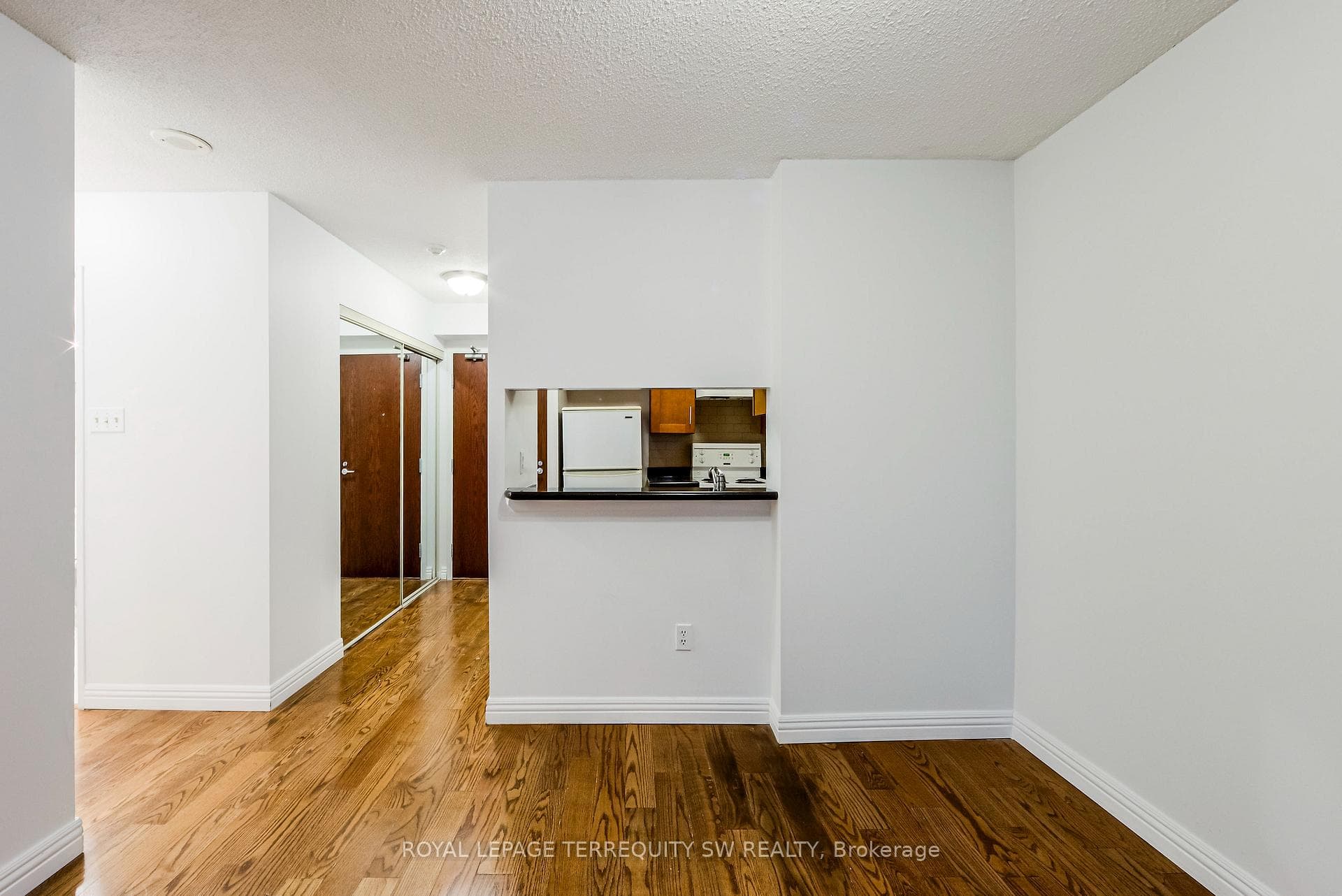 407- 1055 Bay Street — property photo